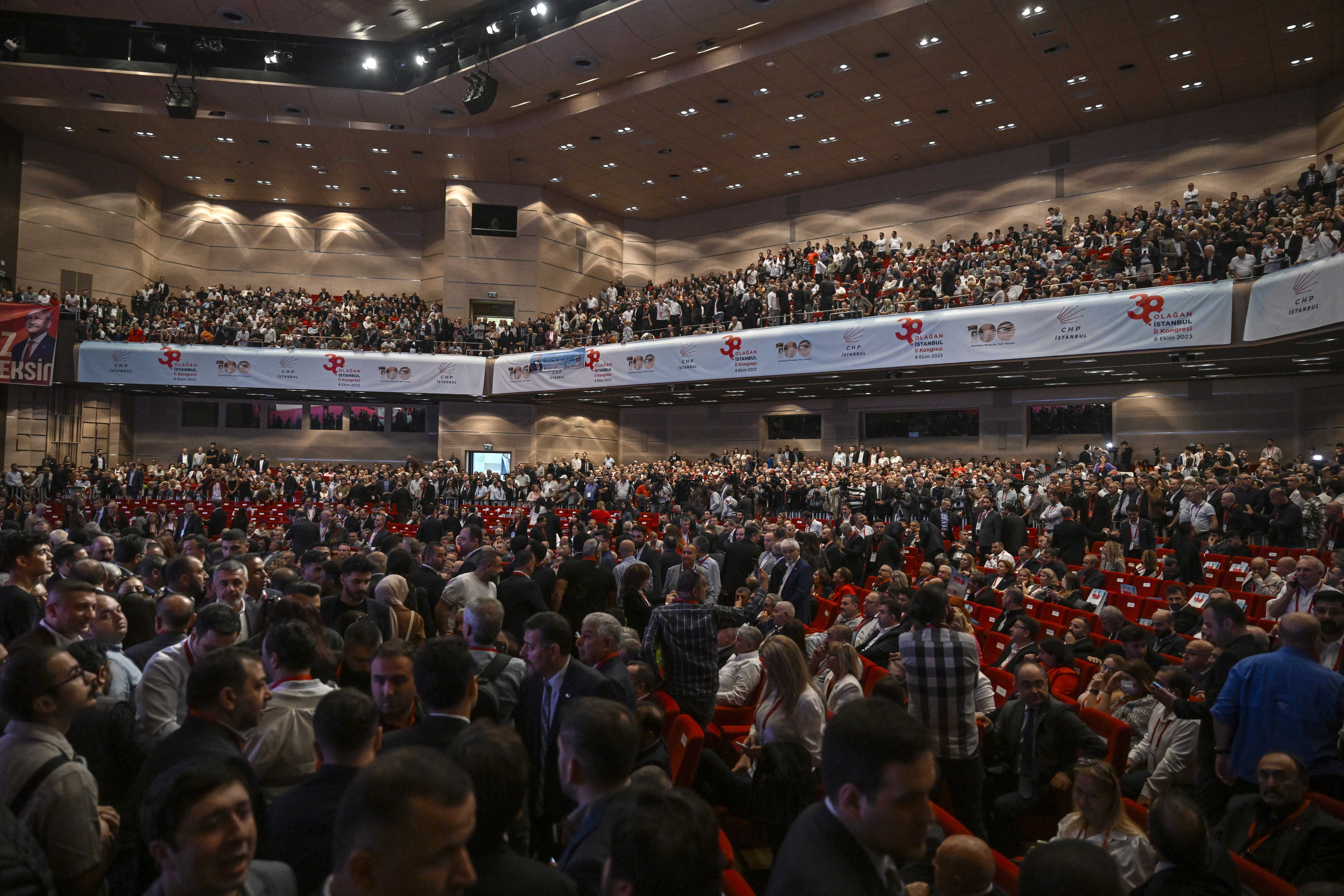Kaftancıoğlu ve İmamoğlu Yuhalandı! Tartışmalar Kavgaya Dönüştü! 2 AA 20231008 32343418 32343417 CHP ISTANBUL IL KONGRESI HALIC KONGRE MERKEZINDE BASLADI