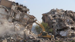 Hatay’da Depremin İzleri Siliniyor: Ağır Hasarlı Binalar Yıkılıyor