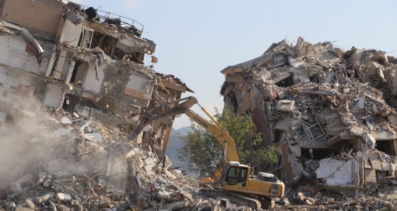 Hatay’da Depremin İzleri Siliniyor: Ağır Hasarlı Binalar Yıkılıyor