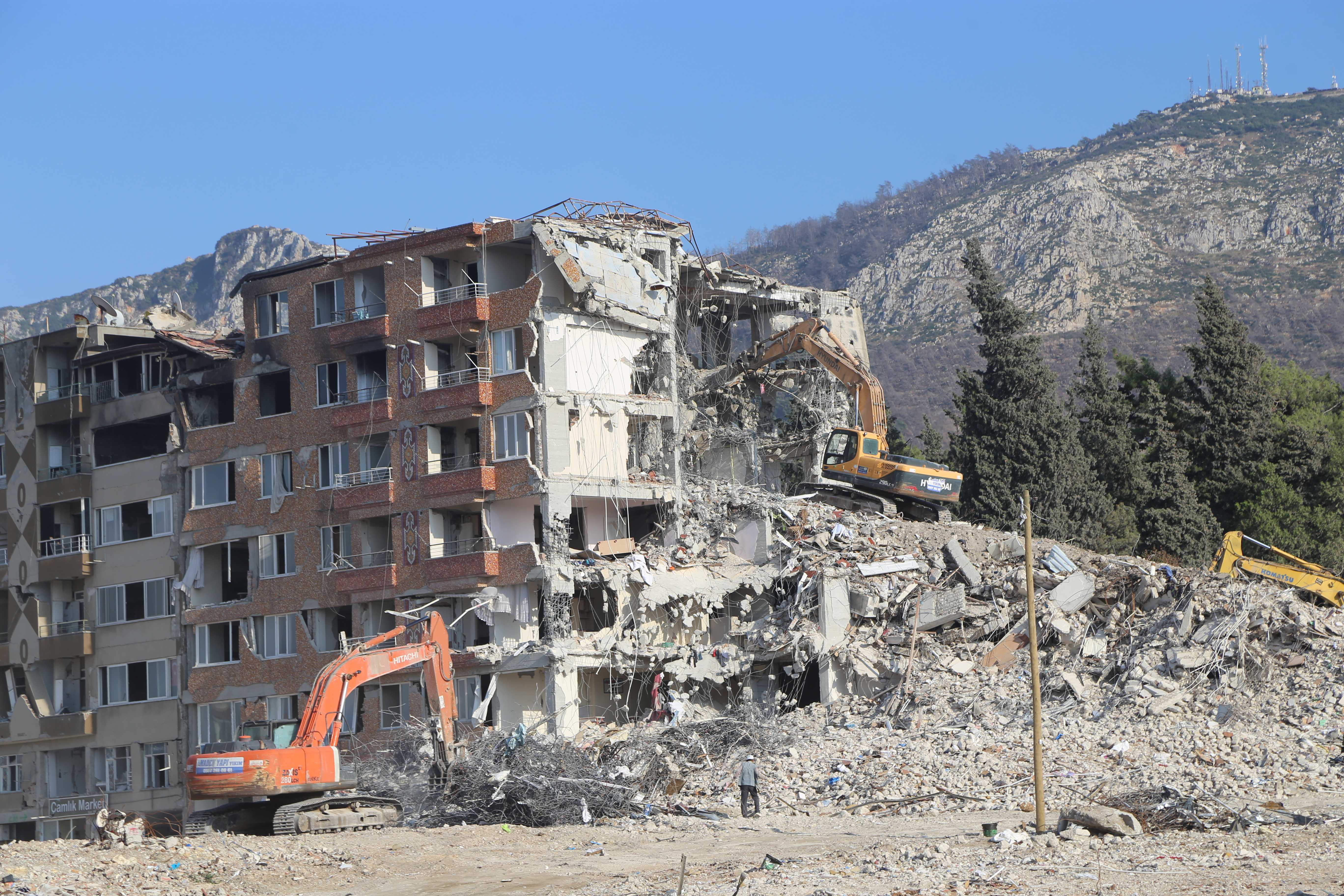 Hatay'da Depremin İzleri Siliniyor: Ağır Hasarlı Binalar Yıkılıyor 1 AA 20231009 32353991 32353989 HATAYDA AGIR HASARLI BINALARIN KONTROLLU YIKIMI DEVAM EDIYOR