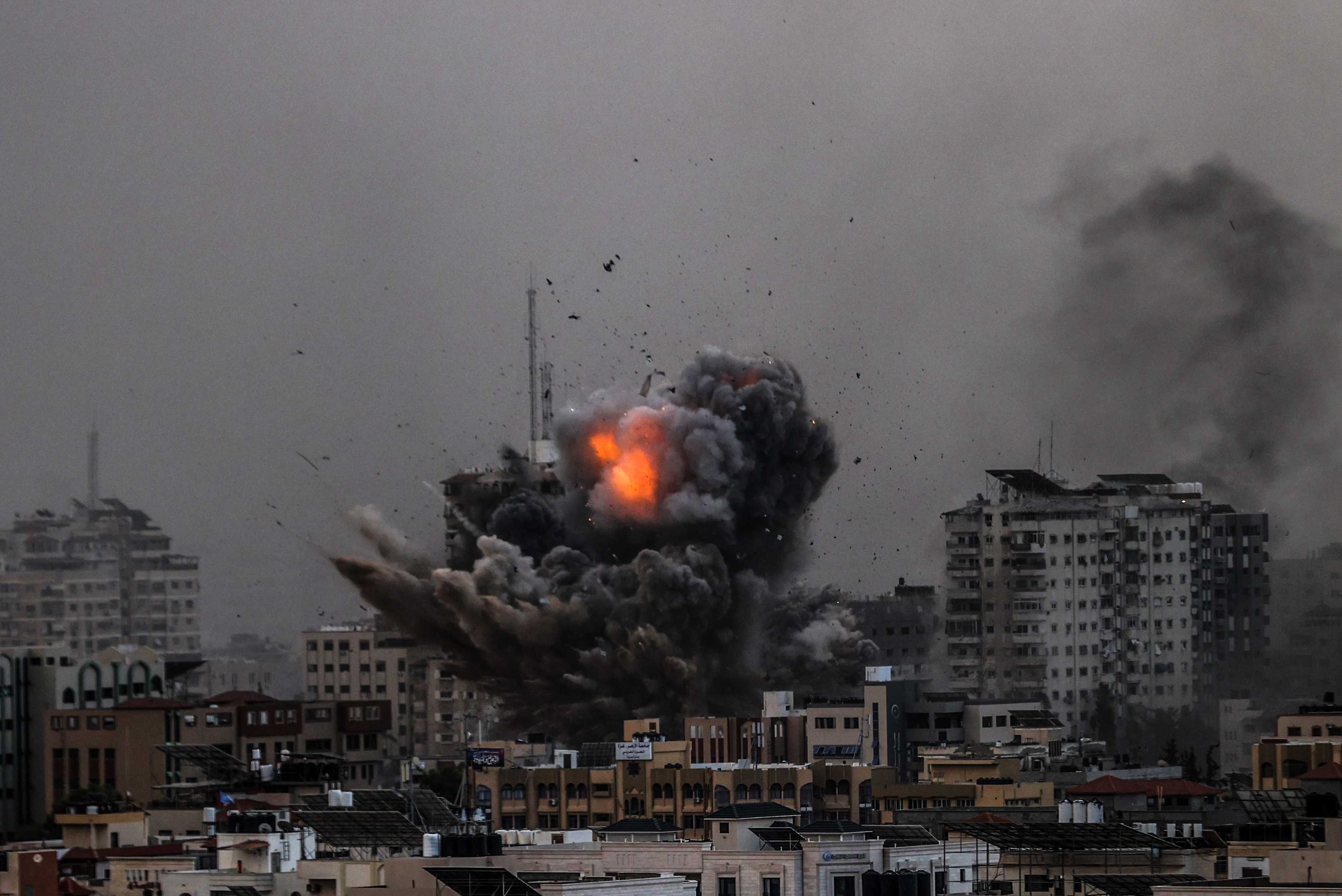 AA 20231009 32355877 32355852 ISRAIL SAVAS UCAKLARI GAZZENIN RIMAL MAHALLESINI BOMBALADI