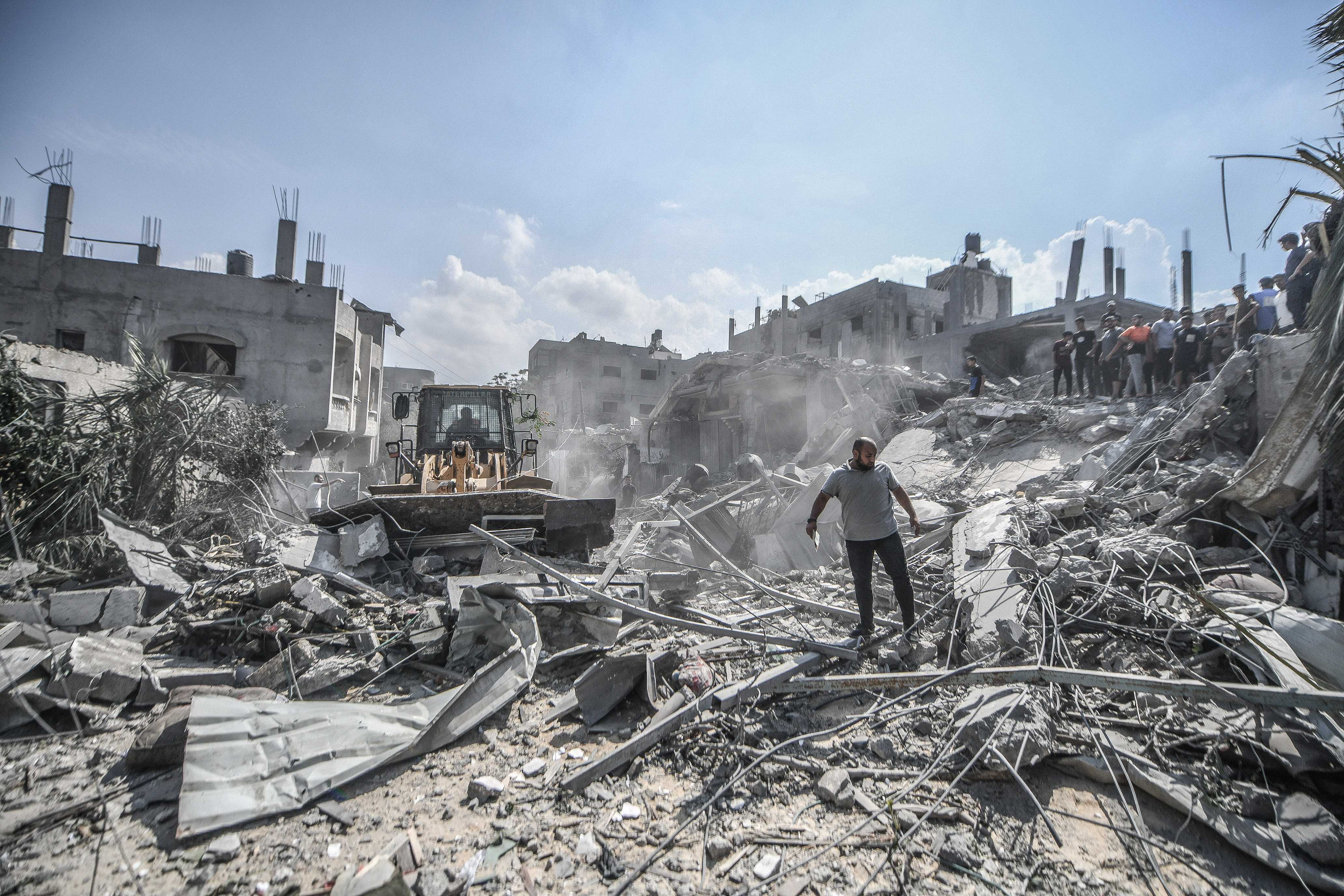 AA 20231011 32372862 32372847 ISRAILIN GAZZE SERIDINE SALDIRILARI BESINCI GUNUNDE DE SURUYOR