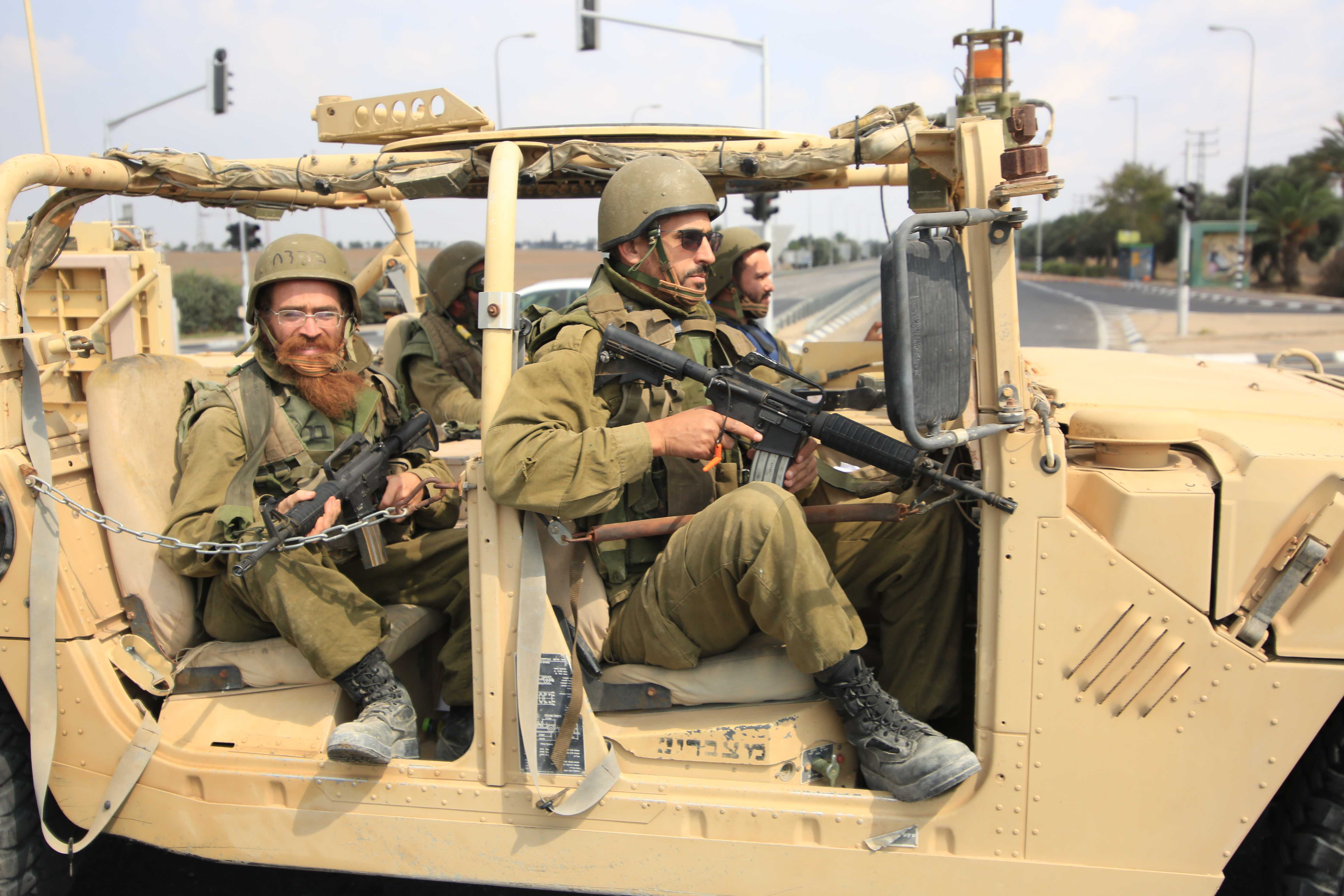 AA 20231011 32373147 32373143 ISRAIL ORDUSU GAZZEYI OBUSLERLE YOGUN SEKILDE VURUYOR