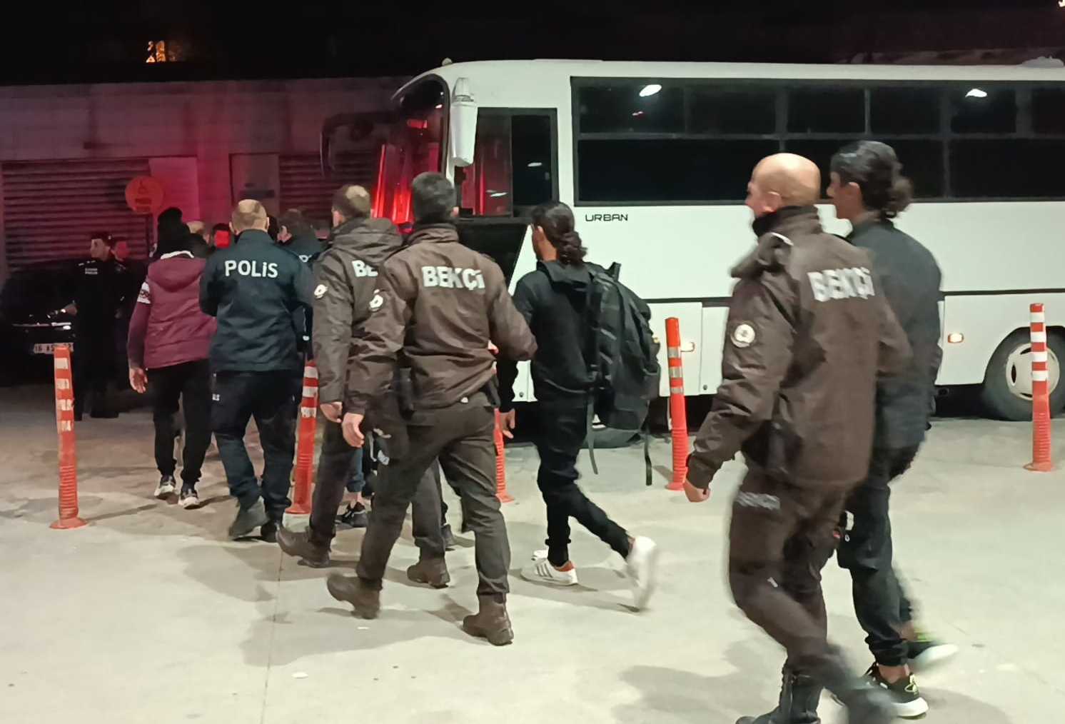 AA 20231012 32386977 32386976 BURSADA 30 DUZENSIZ GOCMEN YAKALANDI