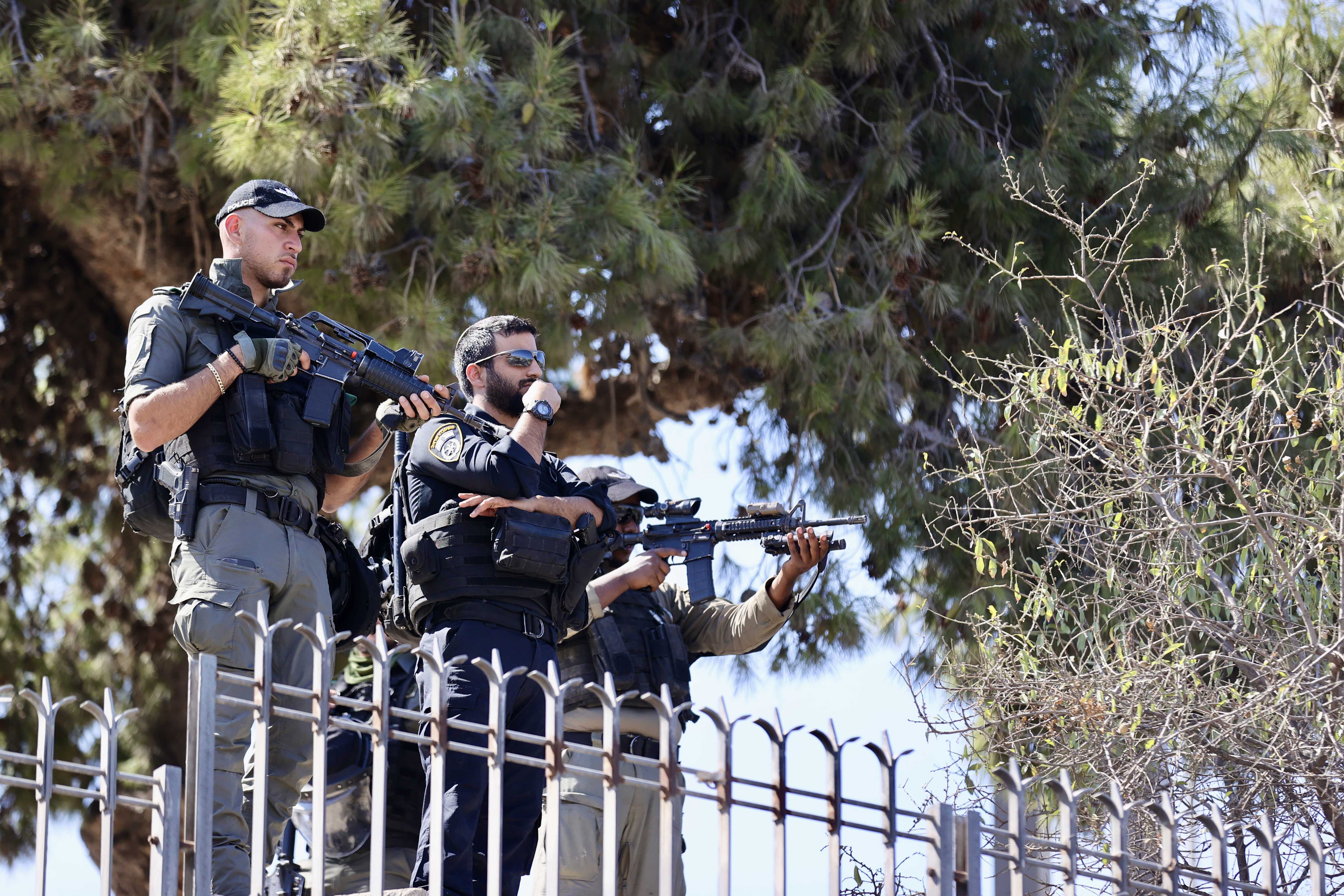 Mescid-i Aksa'da Namaz Kılan Filistinlilere Gaz Bombasıyla Müdahale Etti! 2 AA 20231013 32390873 32390870 ISRAIL POLISI FILISTINLILERIN ESKI SEHIR VE MESCIDI AKSAYA GIRISLERINE ENGEL OLUYOR