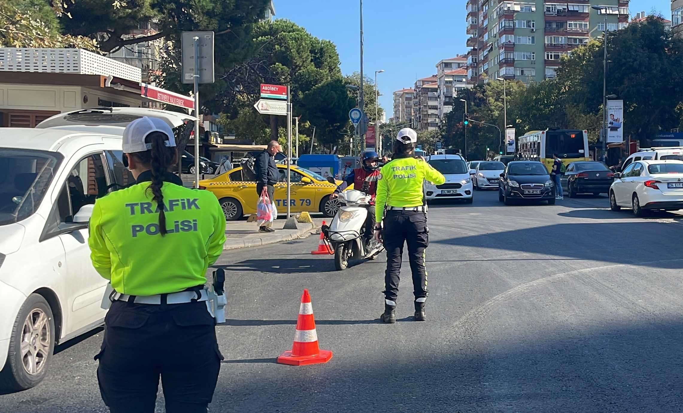 Kadıköy'de Yeni Dönem: Dron Destekli Kırmızı Işık Denetimi 3 AA 20231013 32394004 32394000 KADIKOYDE DRON DESTEKLI KIRMIZI ISIK IHLALI DENETIMI YAPILDI