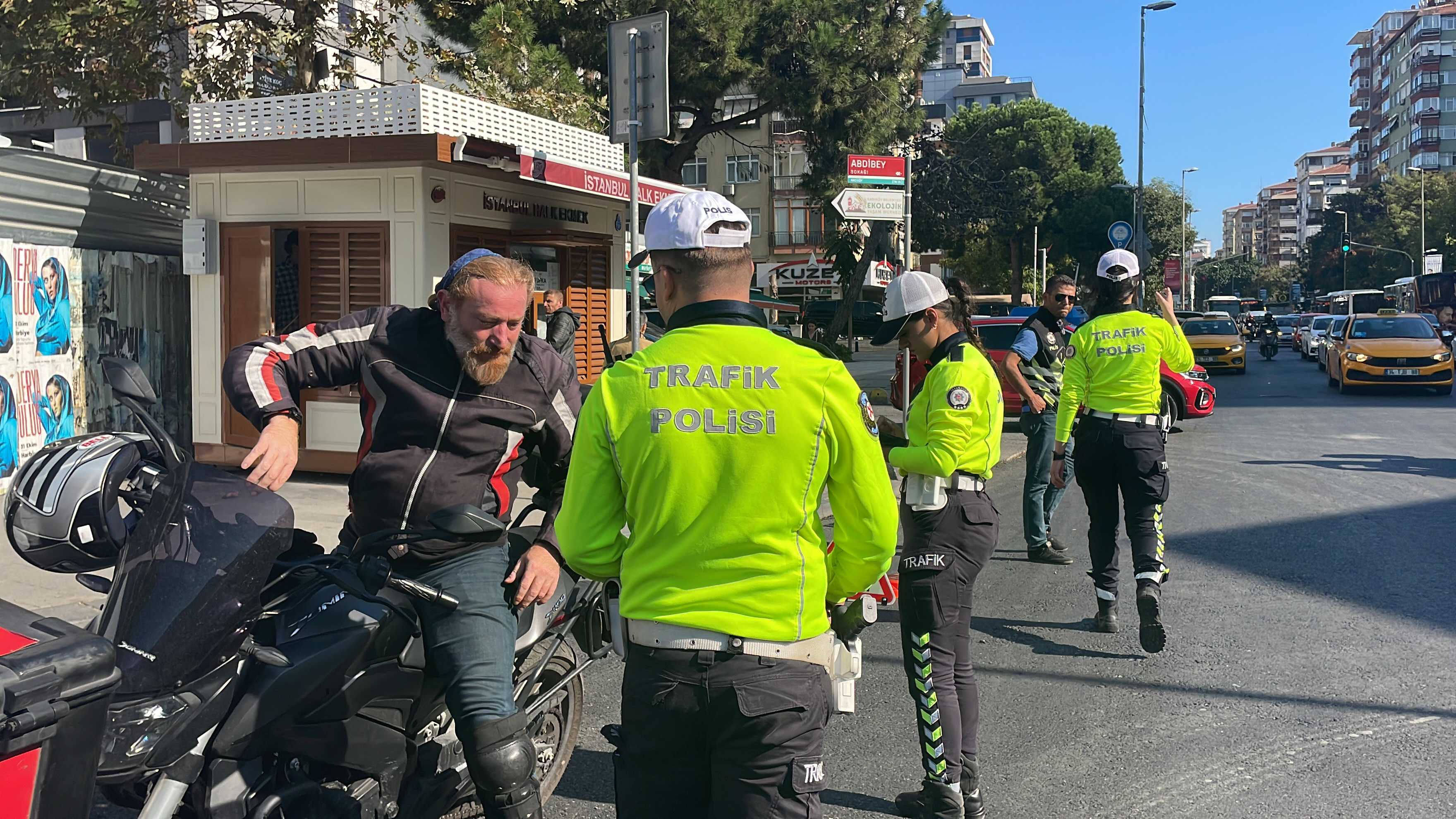 Kadıköy'de Yeni Dönem: Dron Destekli Kırmızı Işık Denetimi 2 AA 20231013 32394004 32394002 KADIKOYDE DRON DESTEKLI KIRMIZI ISIK IHLALI DENETIMI YAPILDI