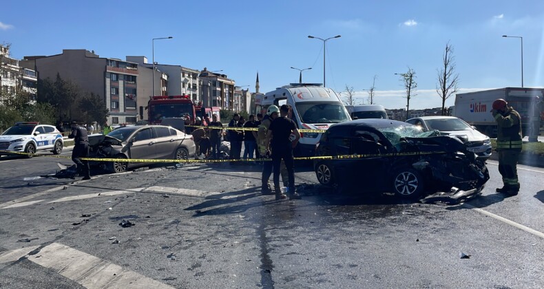 Sultangazi’de 2 Otomobil Çarpıştı: 2’si Çocuk 6 Yaralı