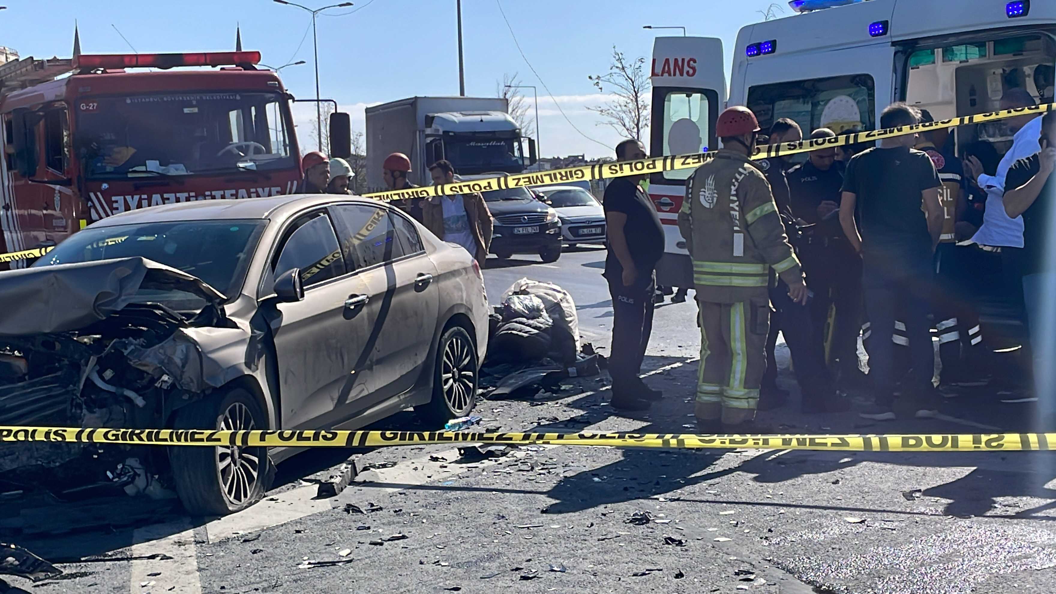 Sultangazi'de 2 Otomobil Çarpıştı: 2'si Çocuk 6 Yaralı 2 AA 20231014 32402770 32402767 SULTANGAZIDE 2 OTOMOBILIN CARPISTIGI KAZADA 6 KISI YARALANDI