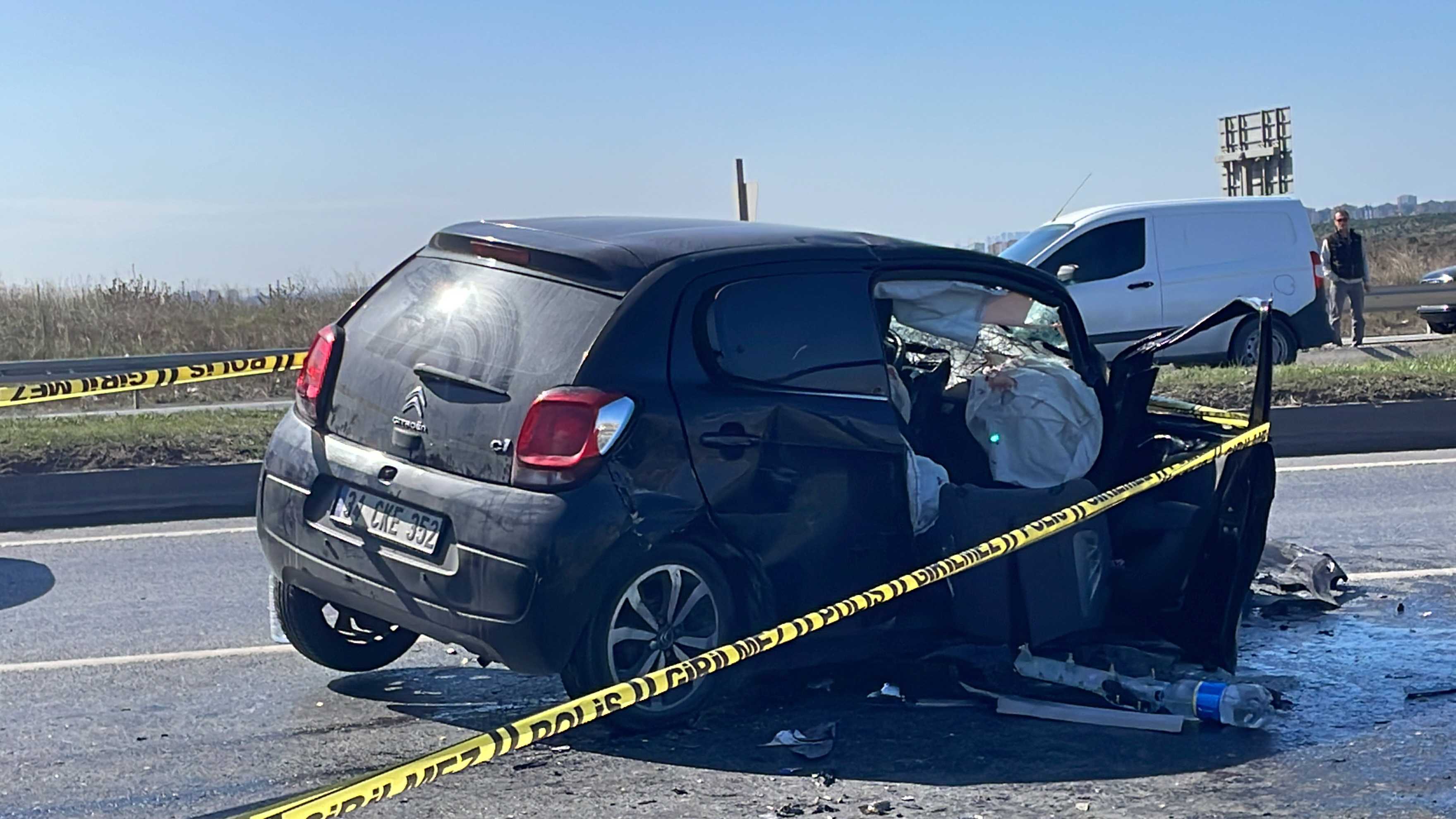 Sultangazi'de 2 Otomobil Çarpıştı: 2'si Çocuk 6 Yaralı 1 AA 20231014 32402770 32402768 SULTANGAZIDE 2 OTOMOBILIN CARPISTIGI KAZADA 6 KISI YARALANDI