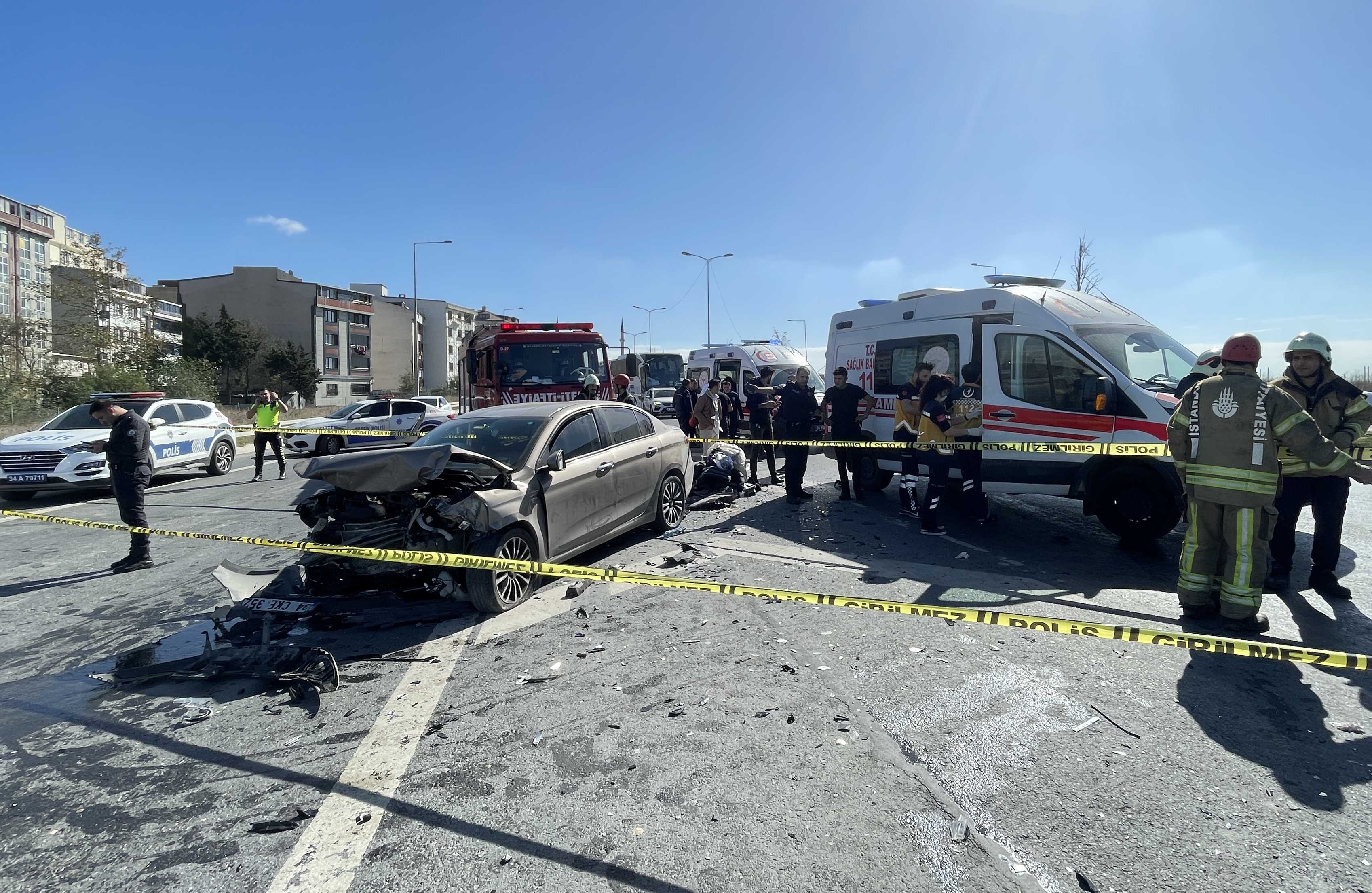 Sultangazi'de 2 Otomobil Çarpıştı: 2'si Çocuk 6 Yaralı 3 AA 20231014 32402770 32402769 SULTANGAZIDE 2 OTOMOBILIN CARPISTIGI KAZADA 6 KISI YARALANDI