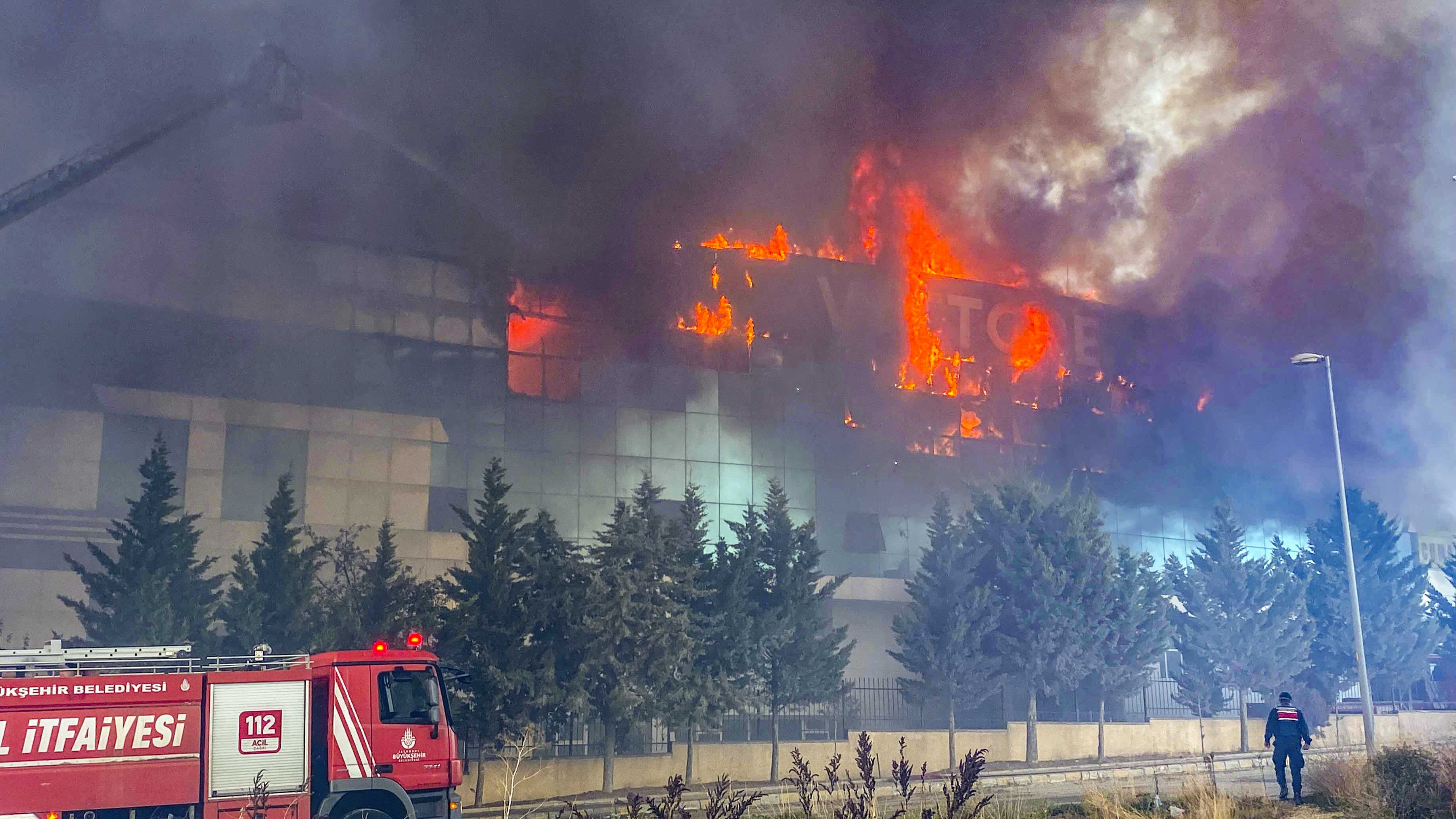 Silivri Selimpaşa'da Fabrika Yangını 3 AA 20231014 32403000 32402995 SILIVRIDE FABRIKADA YANGIN