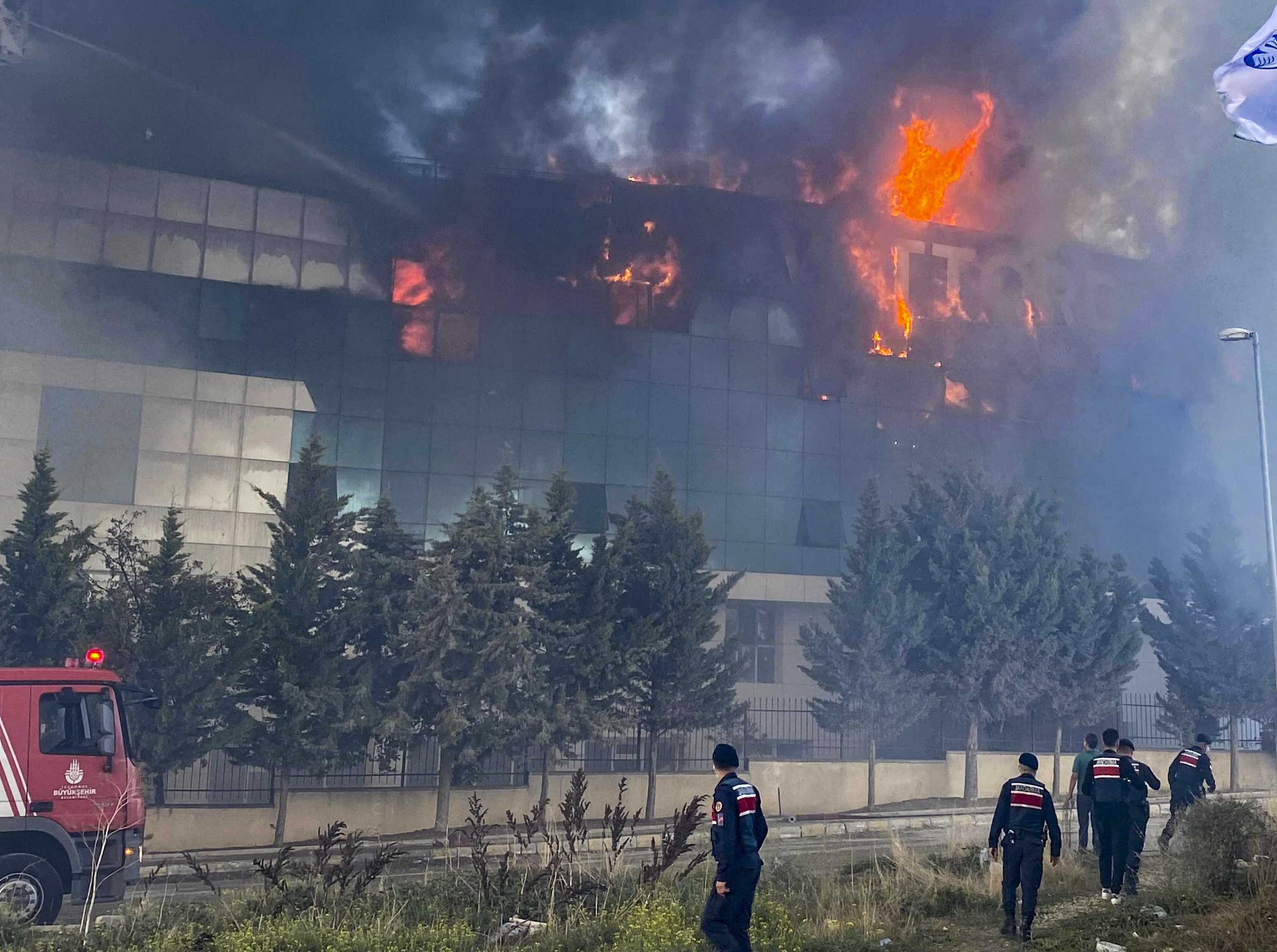 Silivri Selimpaşa'da Fabrika Yangını 1 AA 20231014 32403000 32402997 SILIVRIDE FABRIKADA YANGIN