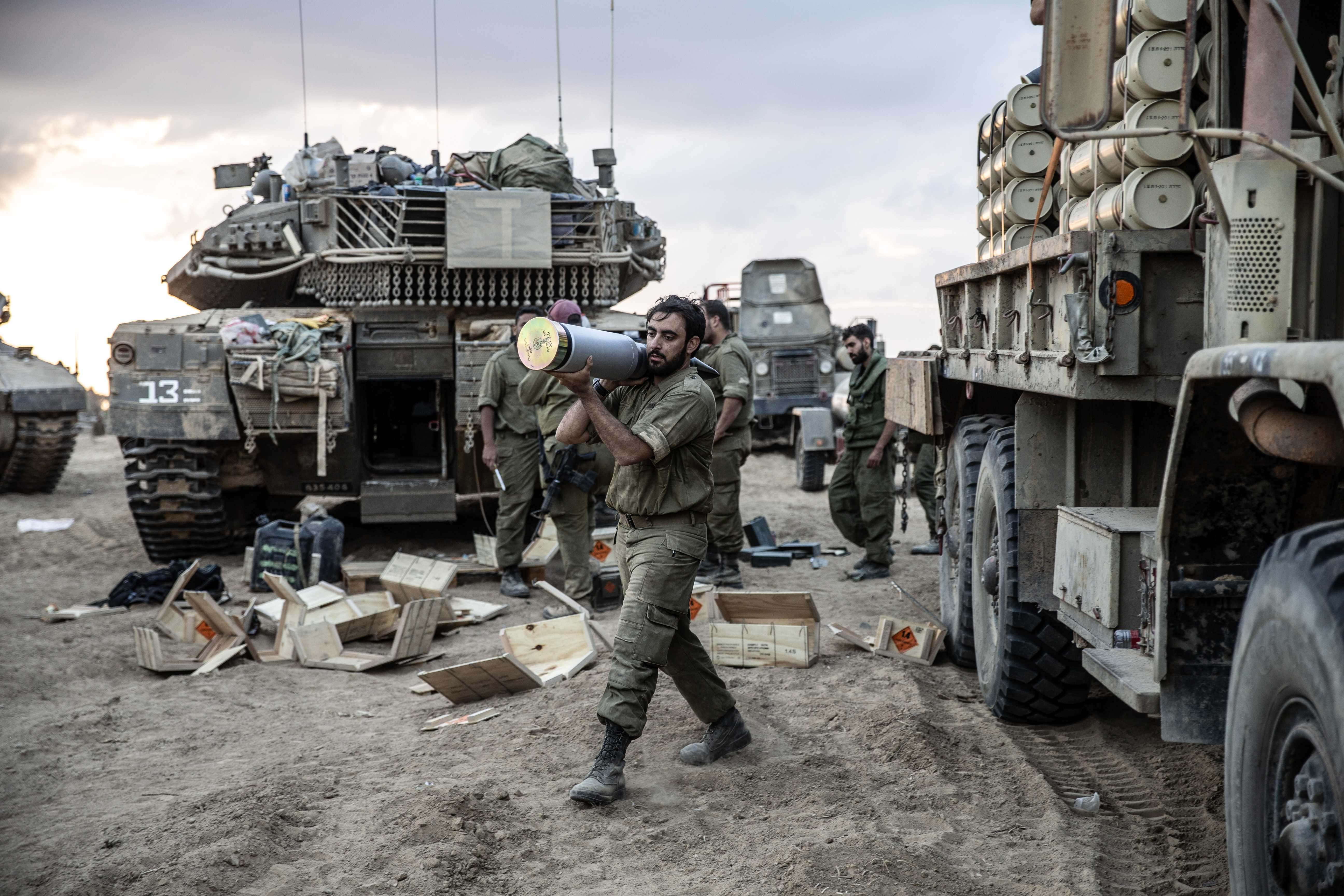 AA 20231014 32406929 32406918 ISRAIL GAZZE SINIRINA YIGINAK YAPMAYA DEVAM EDIYOR