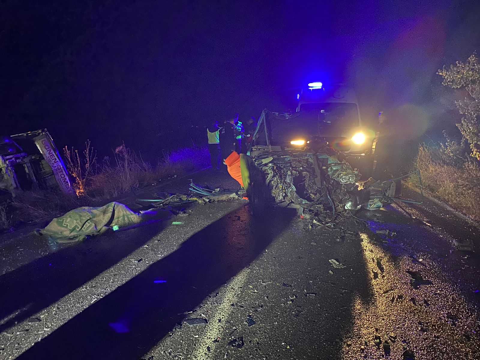 Isparta'da Korkunç Kaza: 1'i Çocuk 4 Kişi Hayatını Kaybetti! 3 AA 20231015 32409109 32409105 ISPARTADA OTOMOBILLE KAMYONETIN CARPISTIGI KAZADA 4 KISI OLDU