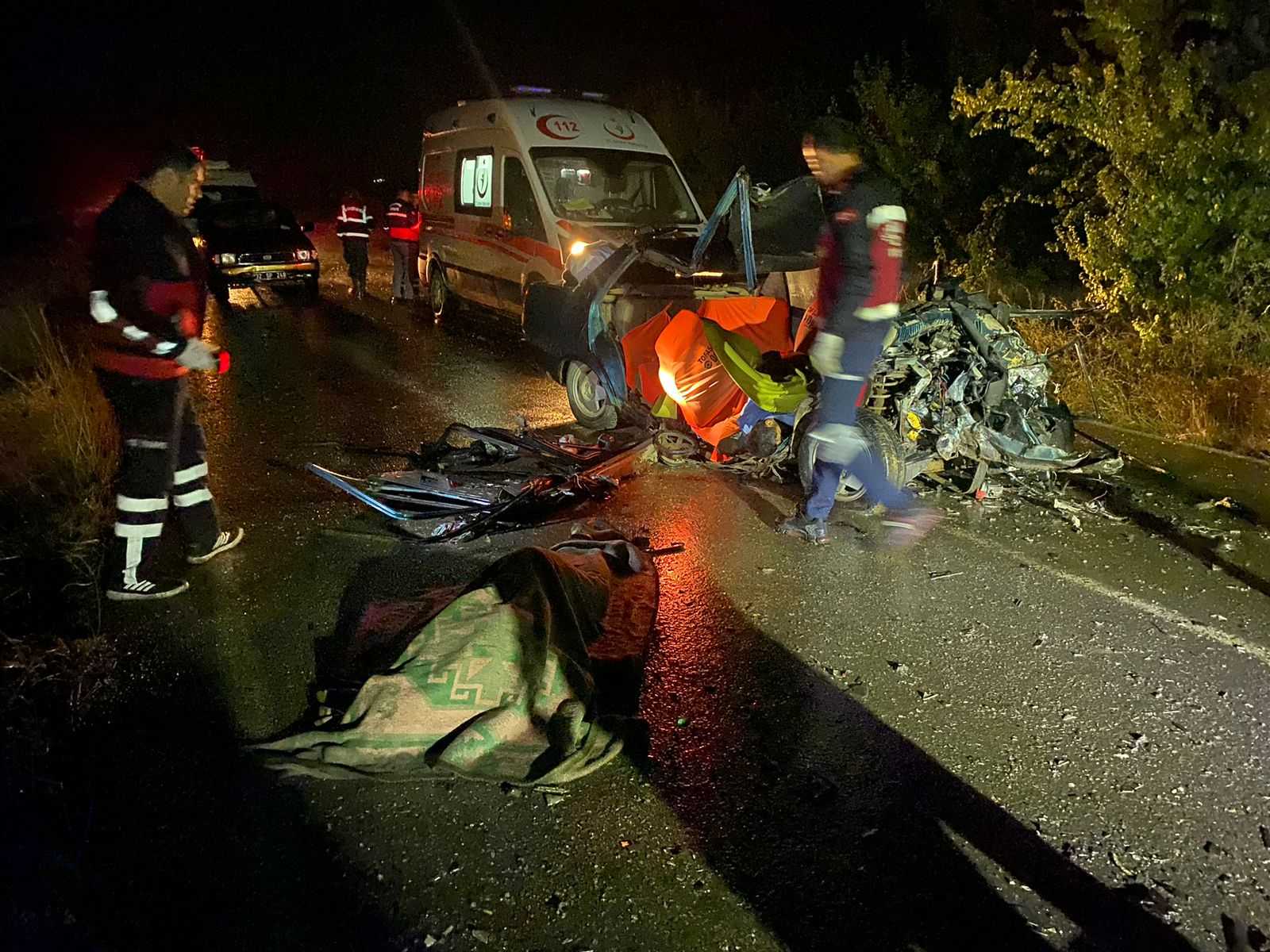 Isparta'da Korkunç Kaza: 1'i Çocuk 4 Kişi Hayatını Kaybetti! 1 AA 20231015 32409109 32409107 ISPARTADA OTOMOBILLE KAMYONETIN CARPISTIGI KAZADA 4 KISI OLDU