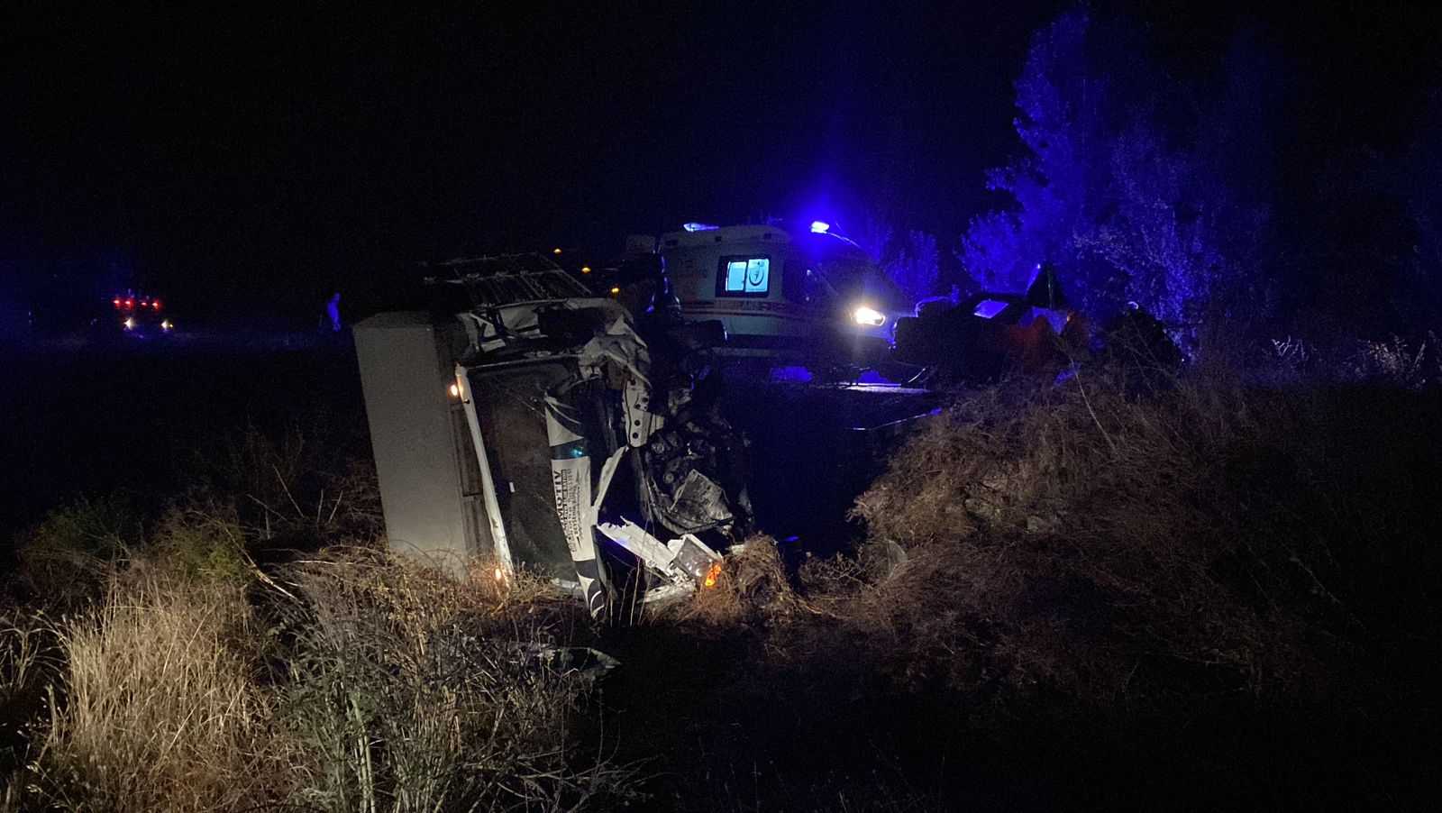 Isparta'da Korkunç Kaza: 1'i Çocuk 4 Kişi Hayatını Kaybetti! 2 AA 20231015 32409109 32409108 ISPARTADA OTOMOBILLE KAMYONETIN CARPISTIGI KAZADA 4 KISI OLDU