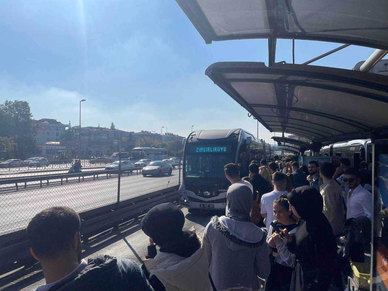 Metrobüs Bozuldu! Bahçelievler'de Trafik Kilitlendi! 2 AA 20231015 32412401 32412398 BAHCELIEVLERDE BOZULAN METROBUS NEDENIYLE SEFERLER AKSADI 1