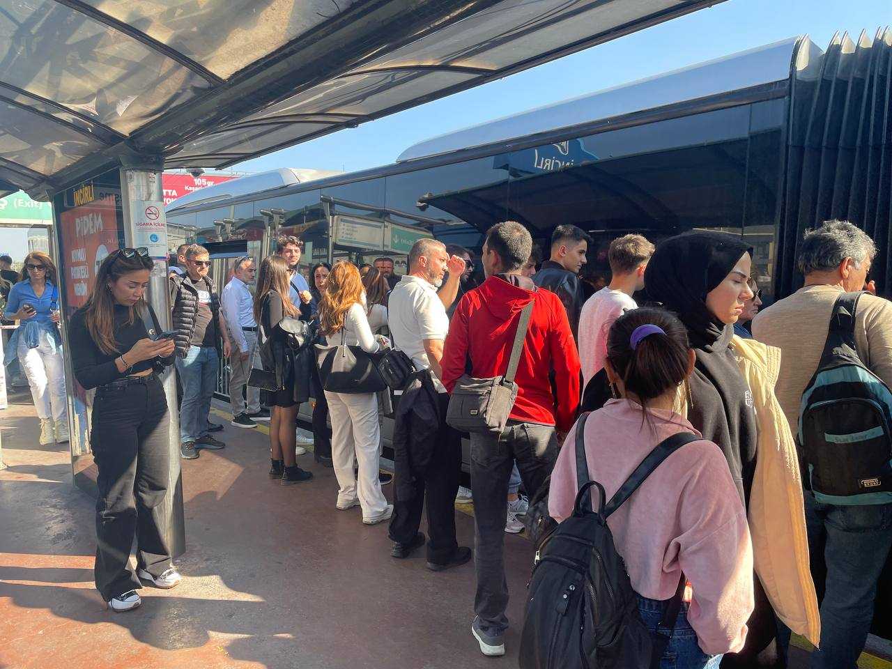 Metrobüs Bozuldu! Bahçelievler'de Trafik Kilitlendi! 1 AA 20231015 32412401 32412399 BAHCELIEVLERDE BOZULAN METROBUS NEDENIYLE SEFERLER AKSADI