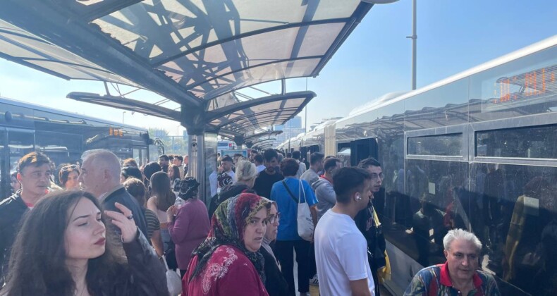 Metrobüs Bozuldu! Bahçelievler’de Trafik Kilitlendi!