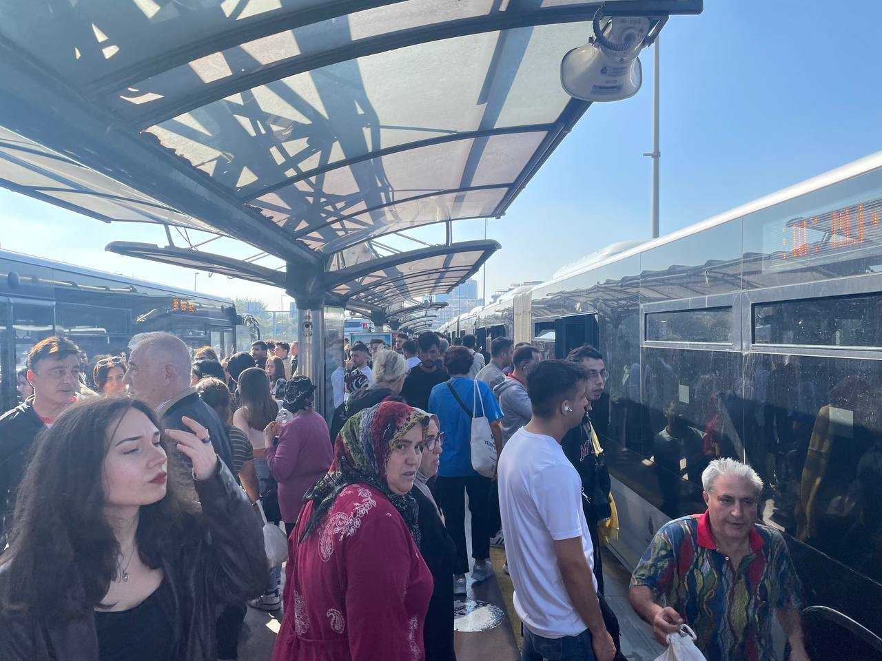 Metrobüs Bozuldu! Bahçelievler'de Trafik Kilitlendi! 3 AA 20231015 32412401 32412400 BAHCELIEVLERDE BOZULAN METROBUS NEDENIYLE SEFERLER AKSADI