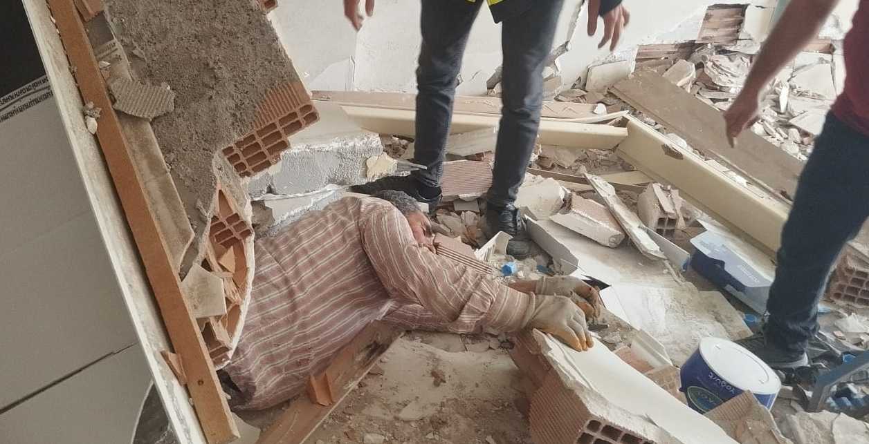 Hatay'da Ağır Hasarlı Bina Çöktü: Bir Kişi Yaralandı 1 AA 20231015 32414537 32414536 HATAYDA GIRDIGI AGIR HASARLI BINADA UZERINE DUVAR DEVRILEN KISI YARALANDI