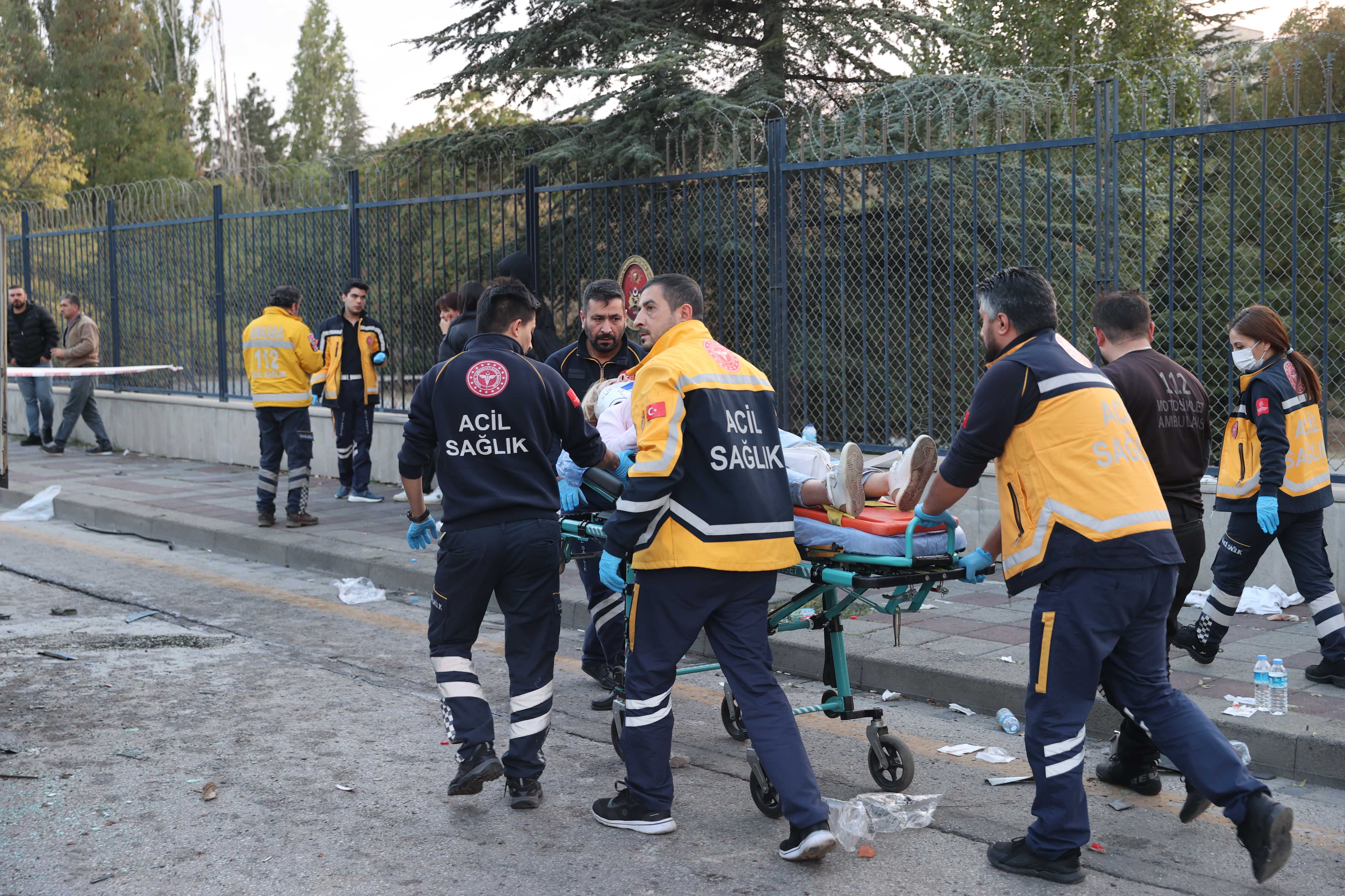 Ankara Çankaya'da Feci Kaza: 1 Ölü, 14 Yaralı 2 AA 20231015 32414838 32414835 ANKARADA OTOMOBIL ILE DOLMUSUN CARPISTIGI KAZADA 1 KISI OLDU 14 KISI YARALANDI