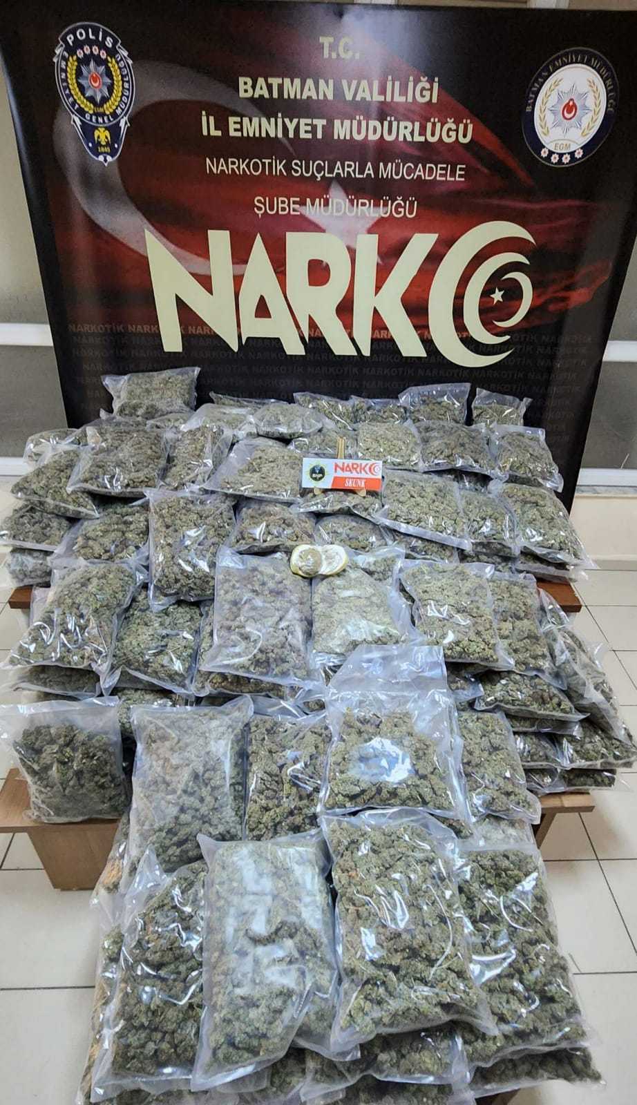 Batman'da Büyük Uyuşturucu Operasyonu 1 AA 20231016 32421013 32421011 BATMANDA BIR ARACTA 62 KILO 726 GRAM SKUNK ELE GECIRILDI