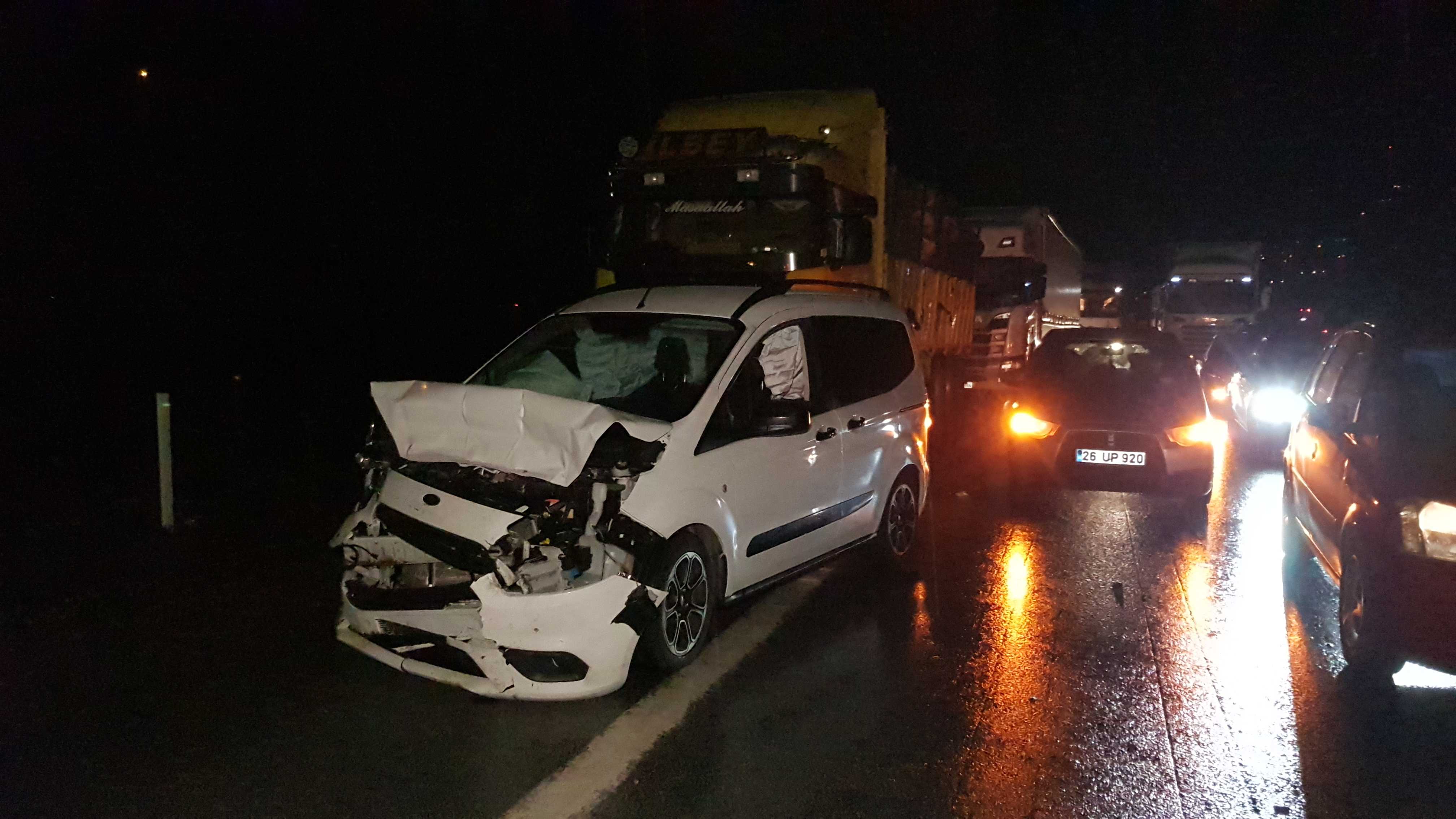 AA 20231016 32424660 32424654 ANADOLU OTOYOLU KOCAELI GECISINDE MEYDANA GELEN ZINCIRLEME KAZA TRAFIGI AKSATTI