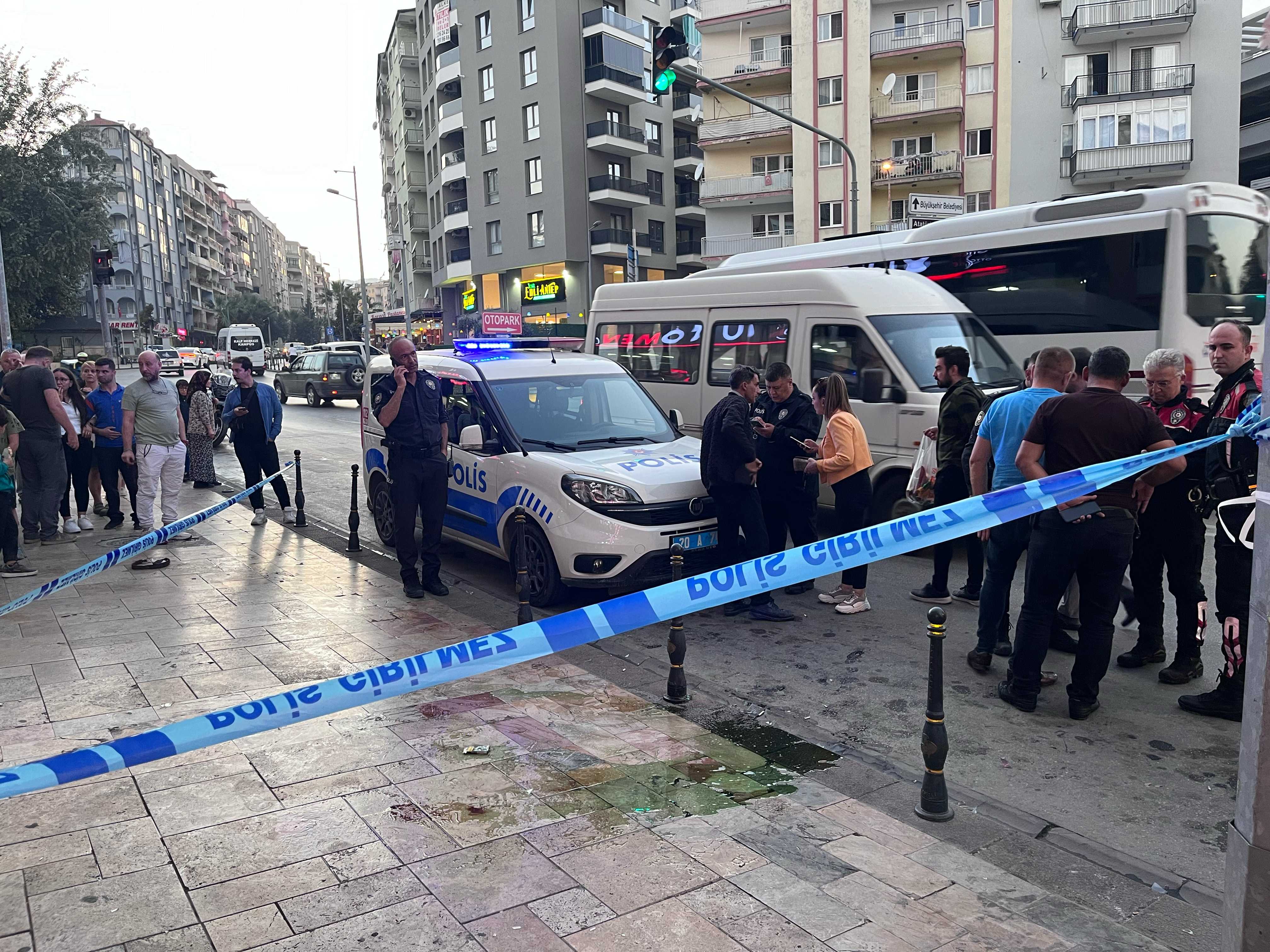 Denizli'de Sokakta Eş Dehşeti: Vatandaşlar Müdahale Etti! 1 AA 20231017 32428797 32428795 DENIZLIDE SOKAKTA KARISINI BICAKLA YARALAYAN KISI CEVREDEKILERIN MUDAHALESIYLE YAKALANDI