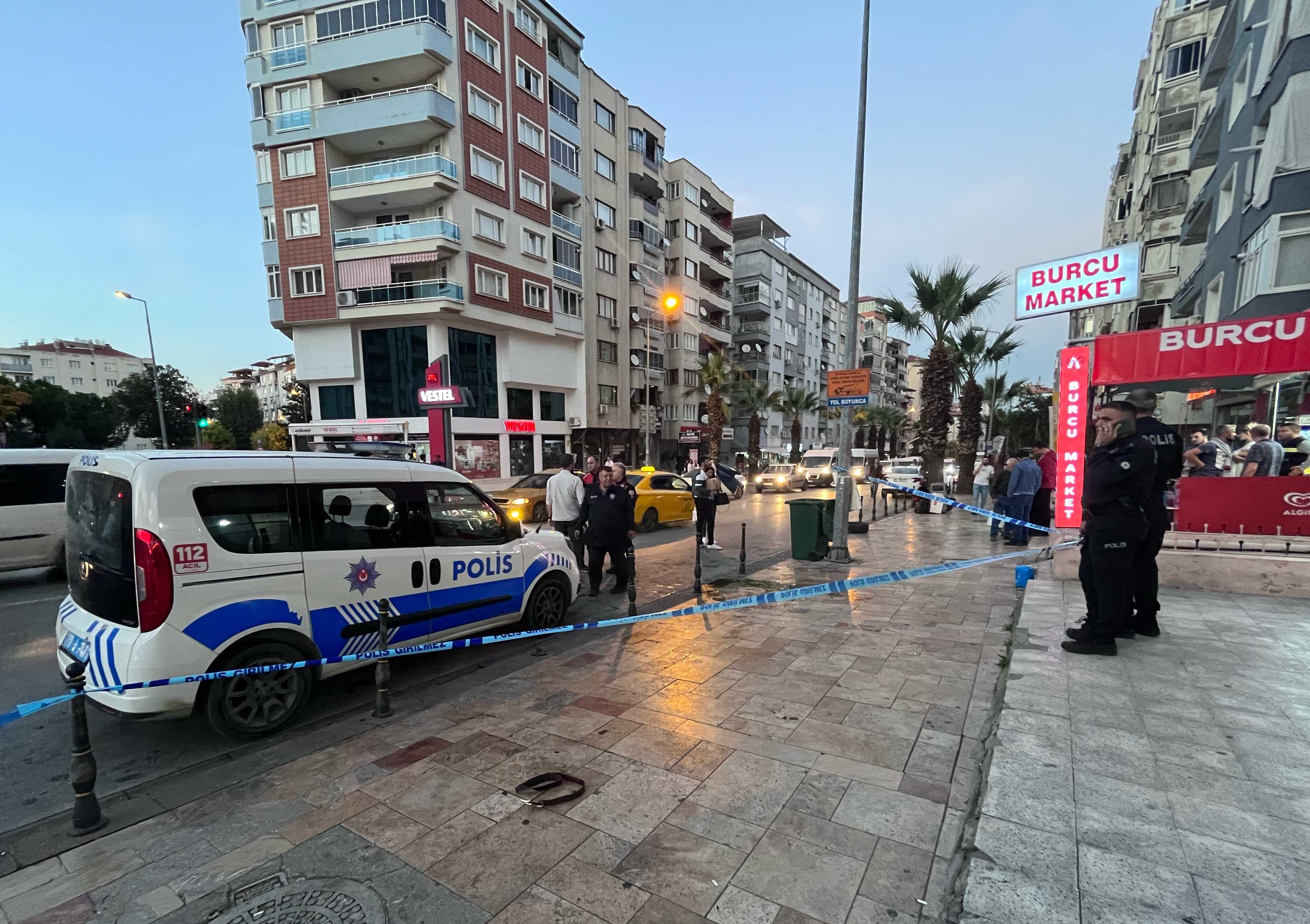 Denizli'de Sokakta Eş Dehşeti: Vatandaşlar Müdahale Etti! 2 AA 20231017 32428797 32428796 DENIZLIDE SOKAKTA KARISINI BICAKLA YARALAYAN KISI CEVREDEKILERIN MUDAHALESIYLE YAKALANDI