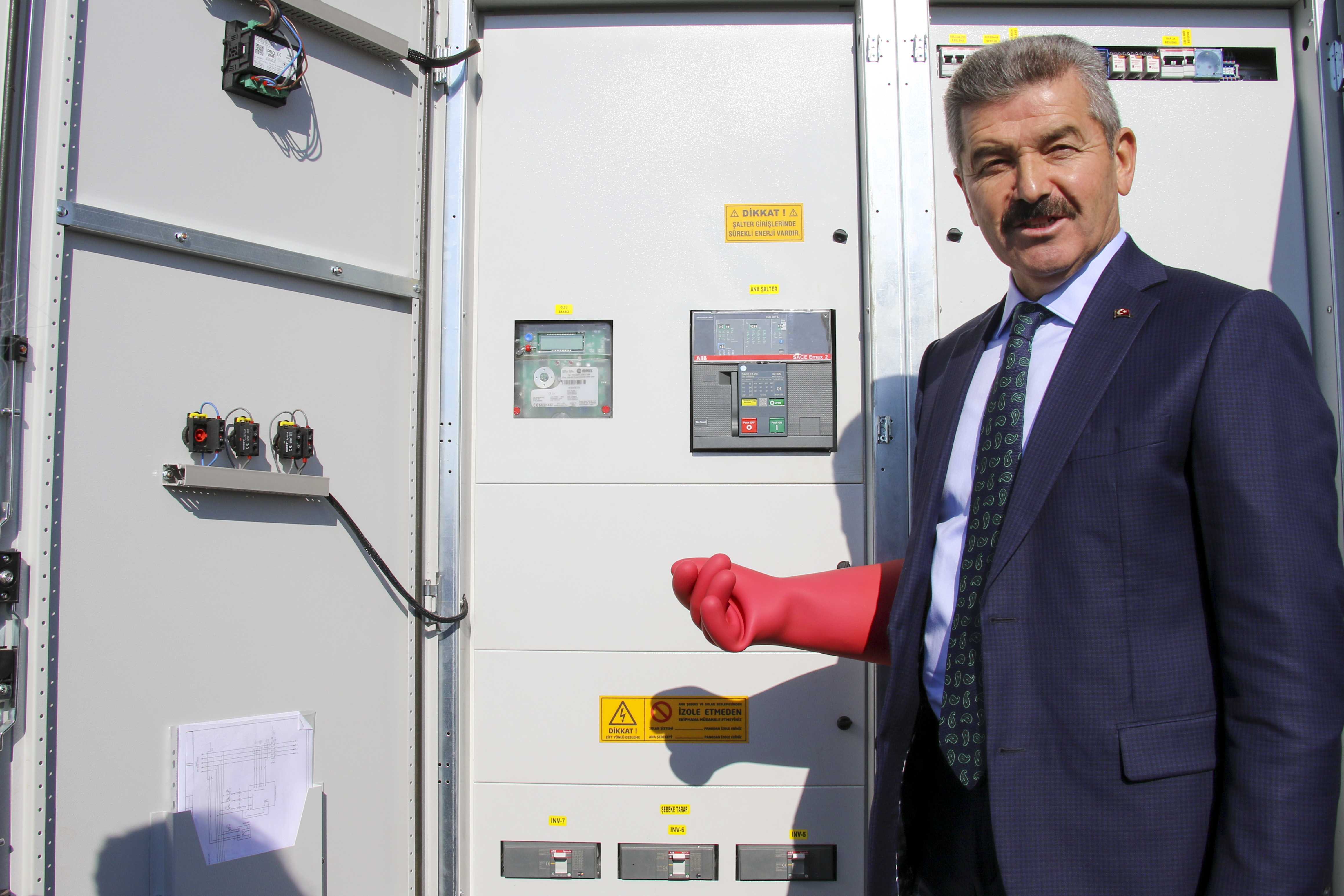 Uşak'ta Güneş Santrali Köy Aydınlatmasını Sağlayacak 5 AA 20231017 32430272 32430271 USAKTA KURULAN GUNES ENERJISI SANTRALI KOYLERIN SOKAK AYDINLATMASINI KARSILAYACAK