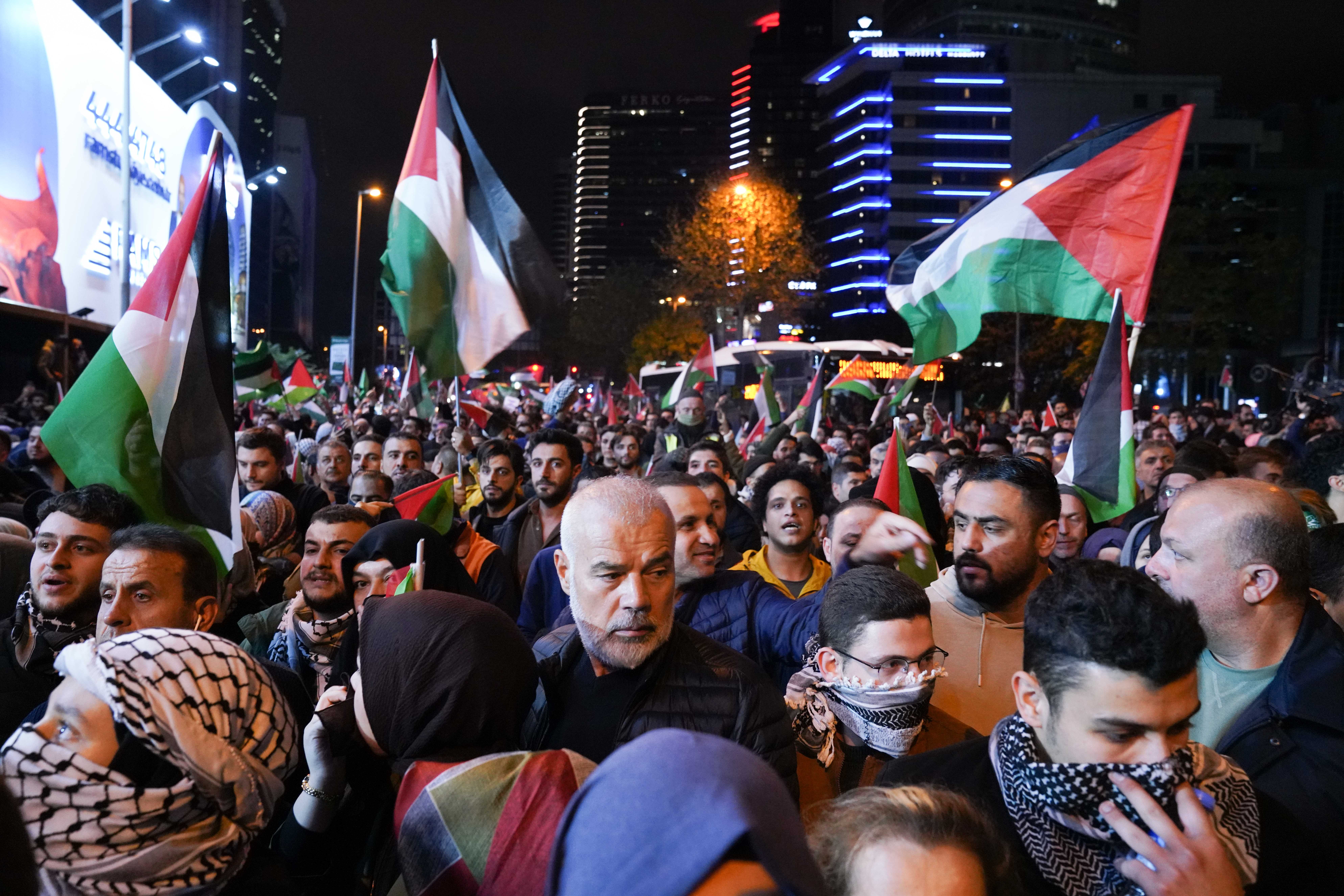 İstanbul'da İsrail Protestosu: Konsolosluk Önünde Tansiyon Yükseldi! 4 AA 20231017 32435310 32435296 ISRAILIN GAZZEDEKI HASTANEYE SALDIRISI ISTANBULDA PROTESTO EDILIYOR