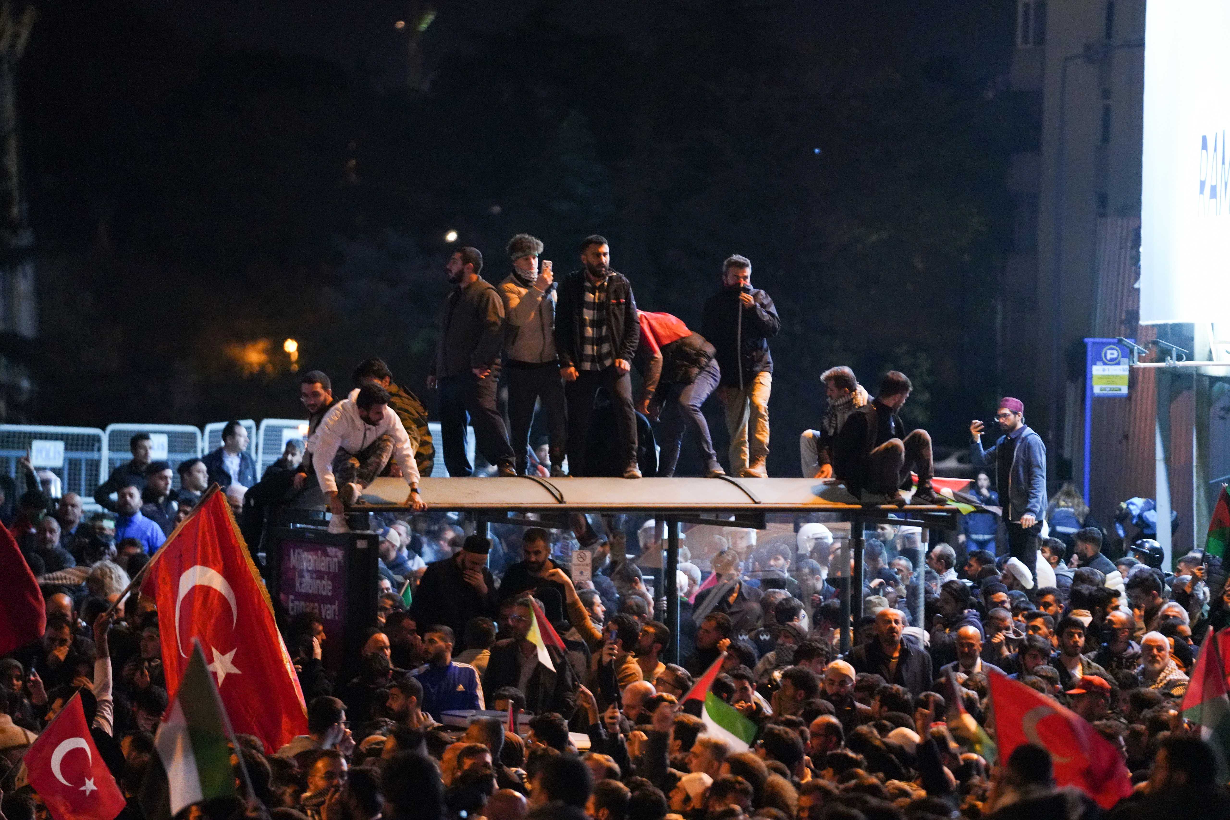 İstanbul'da İsrail Protestosu: Konsolosluk Önünde Tansiyon Yükseldi! 1 AA 20231017 32435310 32435299 ISRAILIN GAZZEDEKI HASTANEYE SALDIRISI ISTANBULDA PROTESTO EDILIYOR