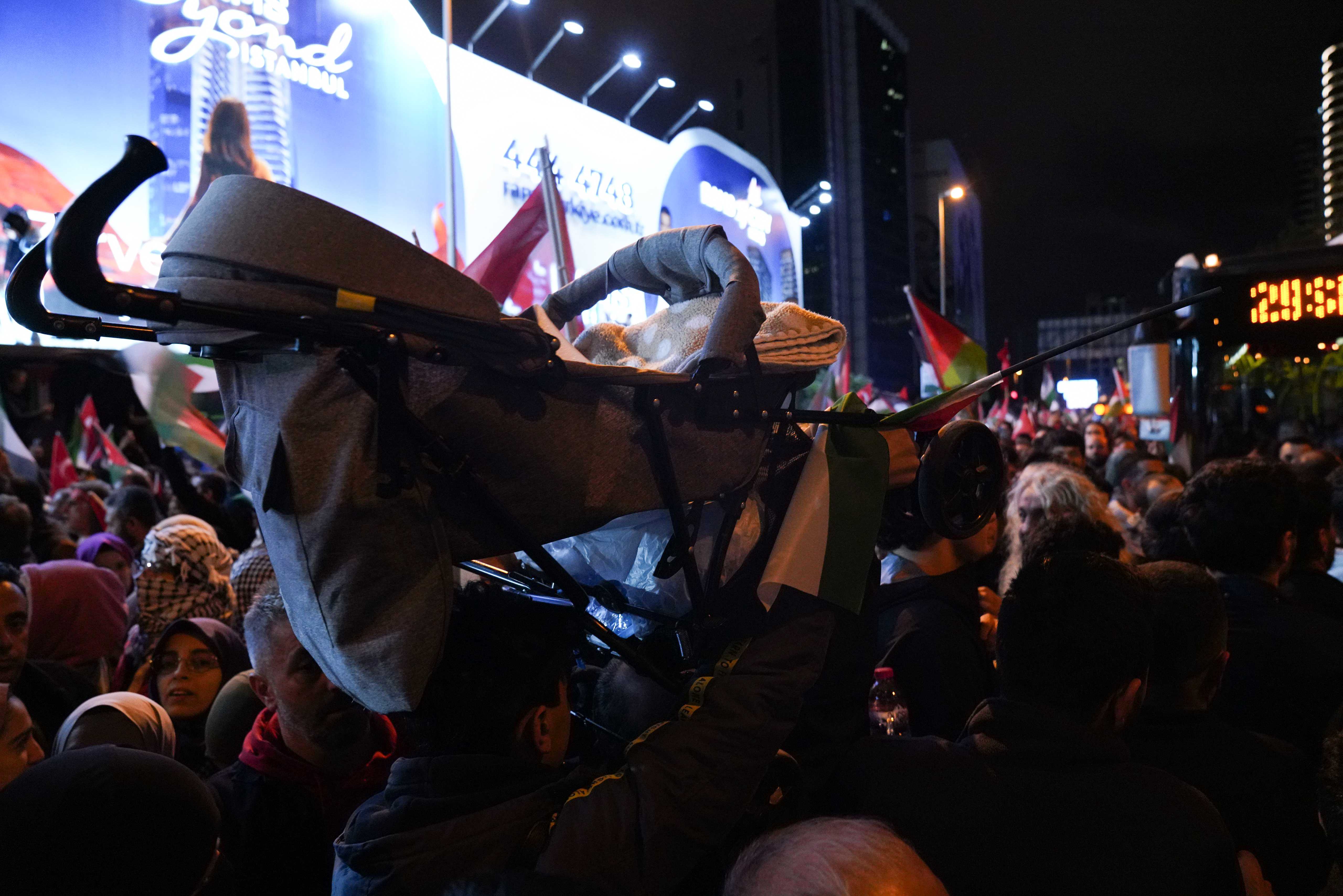 İstanbul'da İsrail Protestosu: Konsolosluk Önünde Tansiyon Yükseldi! 5 AA 20231017 32435310 32435302 ISRAILIN GAZZEDEKI HASTANEYE SALDIRISI ISTANBULDA PROTESTO EDILIYOR