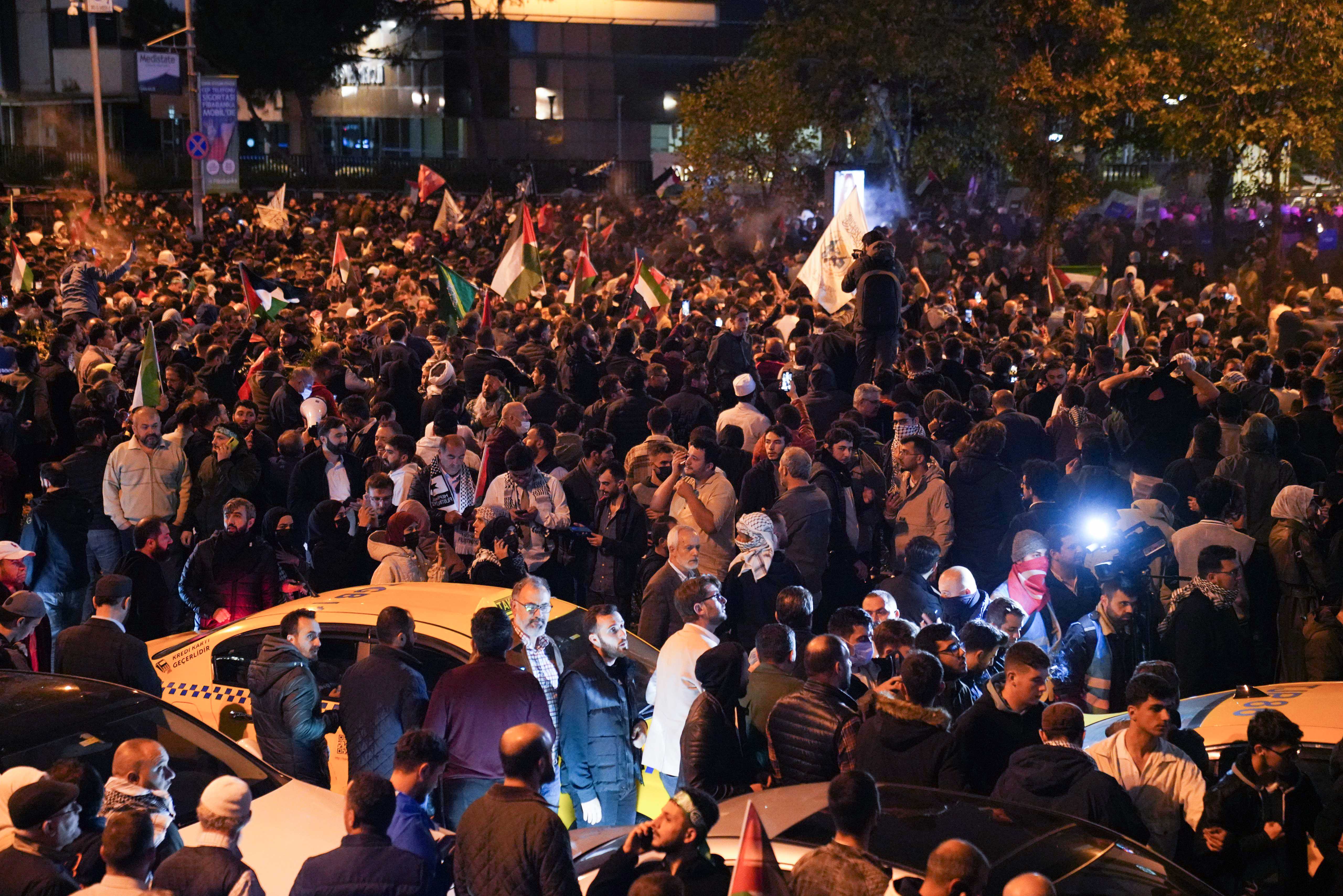 İstanbul'da İsrail Protestosu: Konsolosluk Önünde Tansiyon Yükseldi! 2 AA 20231017 32435310 32435304 ISRAILIN GAZZEDEKI HASTANEYE SALDIRISI ISTANBULDA PROTESTO EDILIYOR