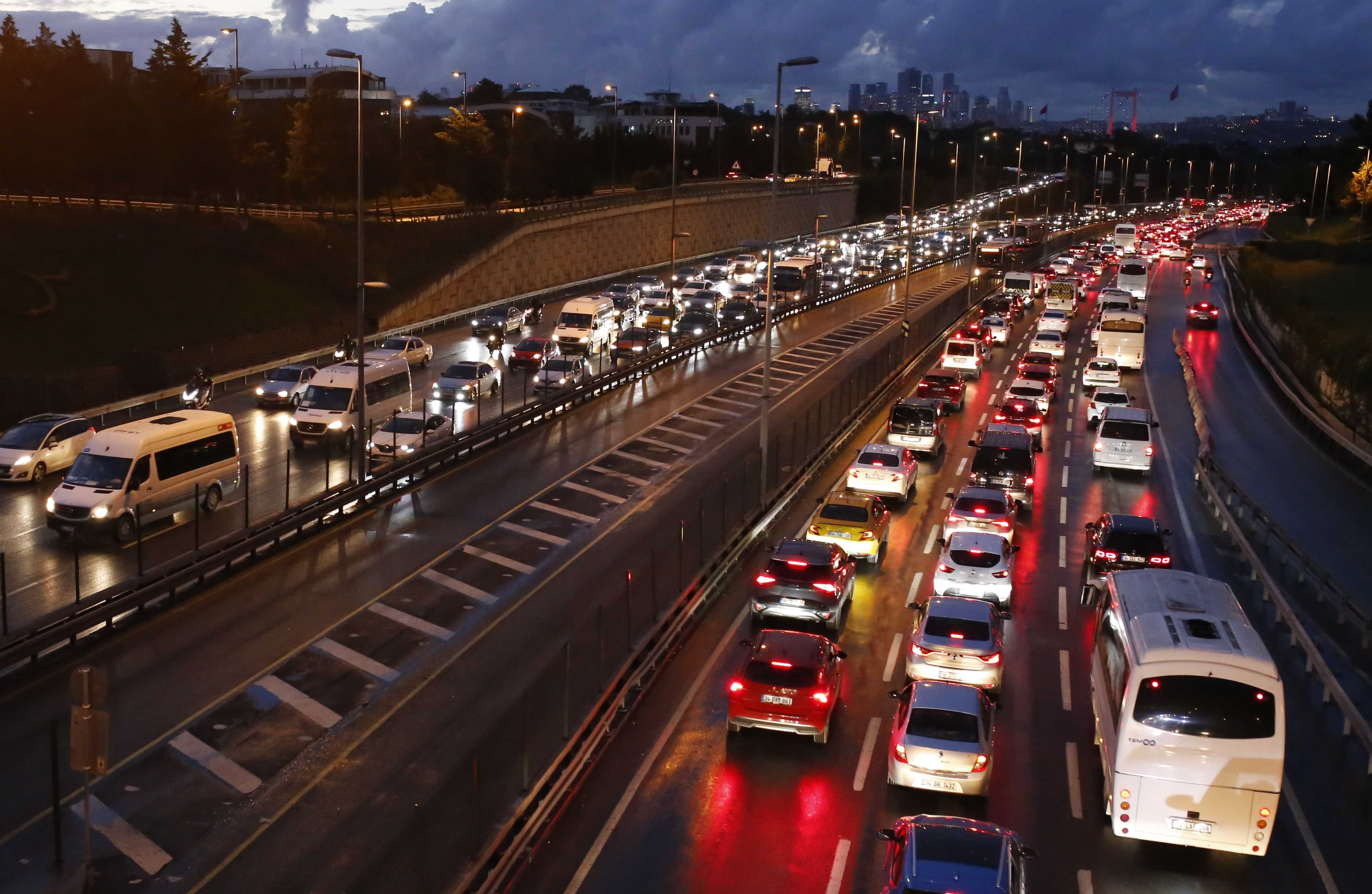 AA 20231018 32446198 32446197 ISTANBULDA YAGISIN DA ETKISIYLE TRAFIKTE YOGUNLUK YASANIYOR