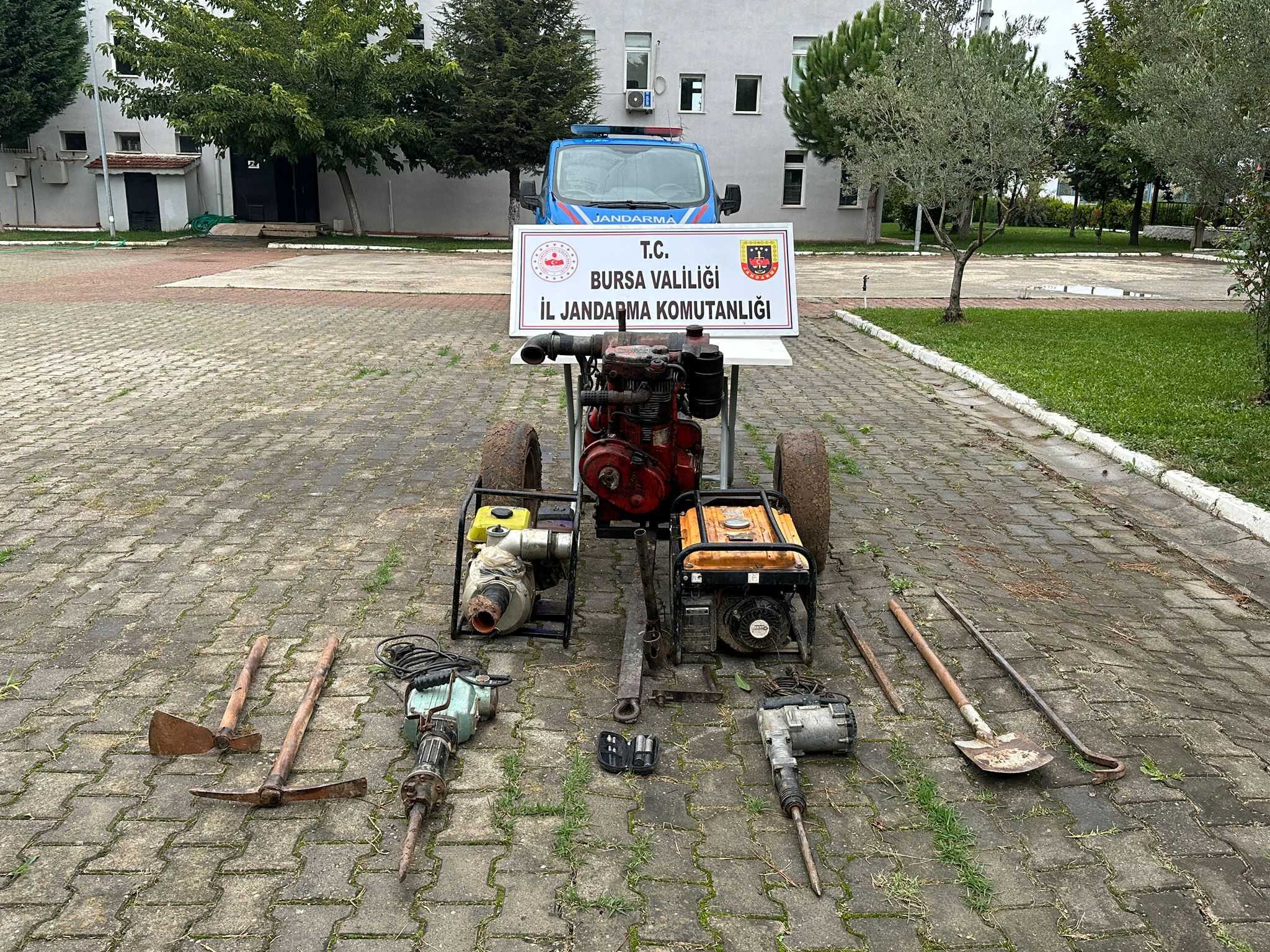 Bursa'da Definecileri Fotokapan Yakaladı! 3 AA 20231018 32446374 32446371 BURSADA IZINSIZ KAZI YAPAN 5 KISI FOTOKAPANLA YAKALANDI