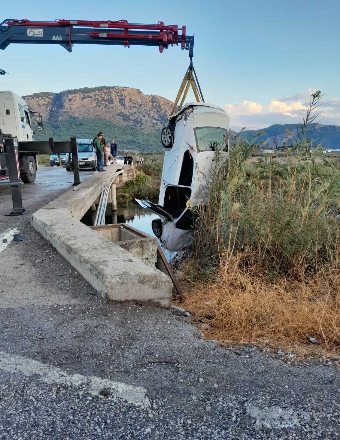 Dalaman'da Korkutan Kaza: Otomobil Sulama Kanalına Uçtu! 1 AA 20231018 32447095 32447092 MUGLADA KANALA DUSEN OTOMOBILDEKI IKI KISI YARALANDI