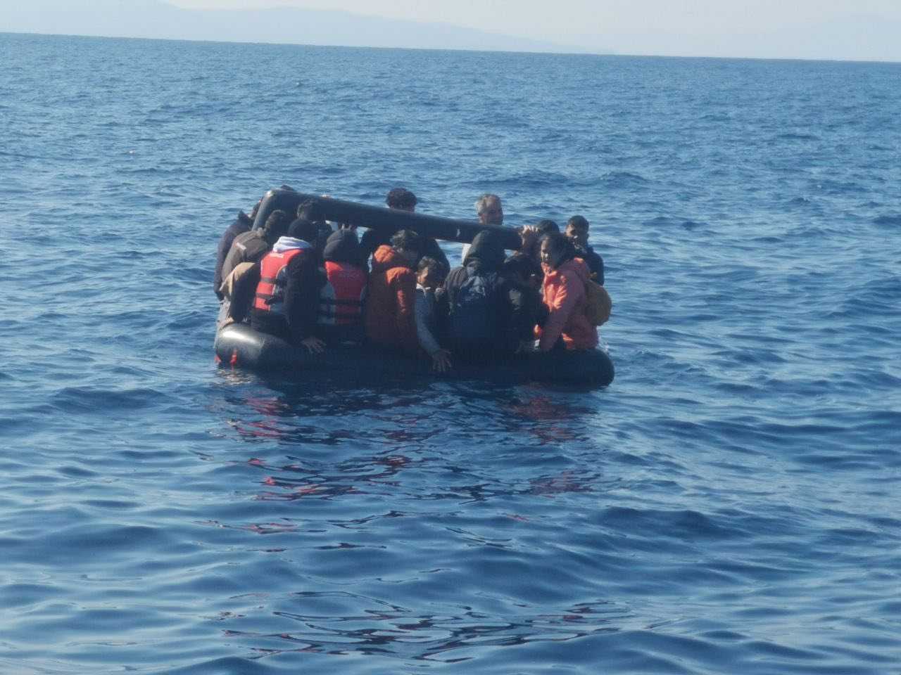 İzmir Açıklarında 103 Düzensiz Göçmen Yakalandı 2 AA 20231018 32449233 32449229 IZMIR ACIKLARINDA 78 DUZENSIZ GOCMEN KURTARILDI 103 GOCMEN YAKALANDI