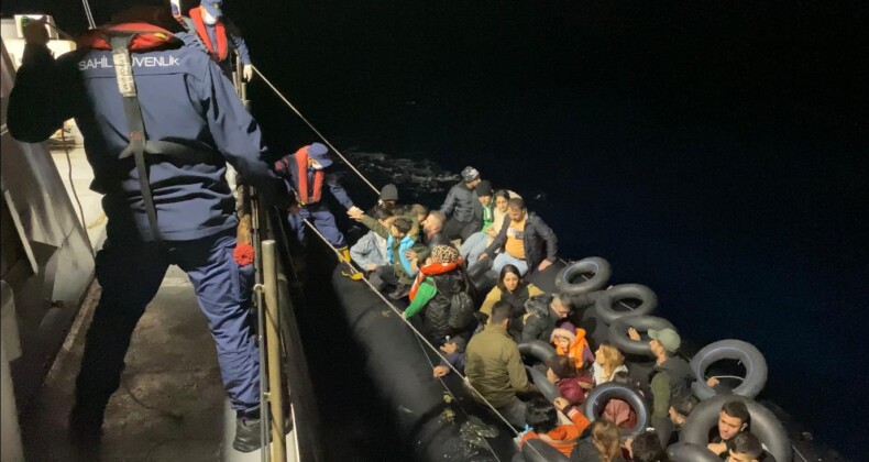 İzmir Açıklarında 103 Düzensiz Göçmen Yakalandı