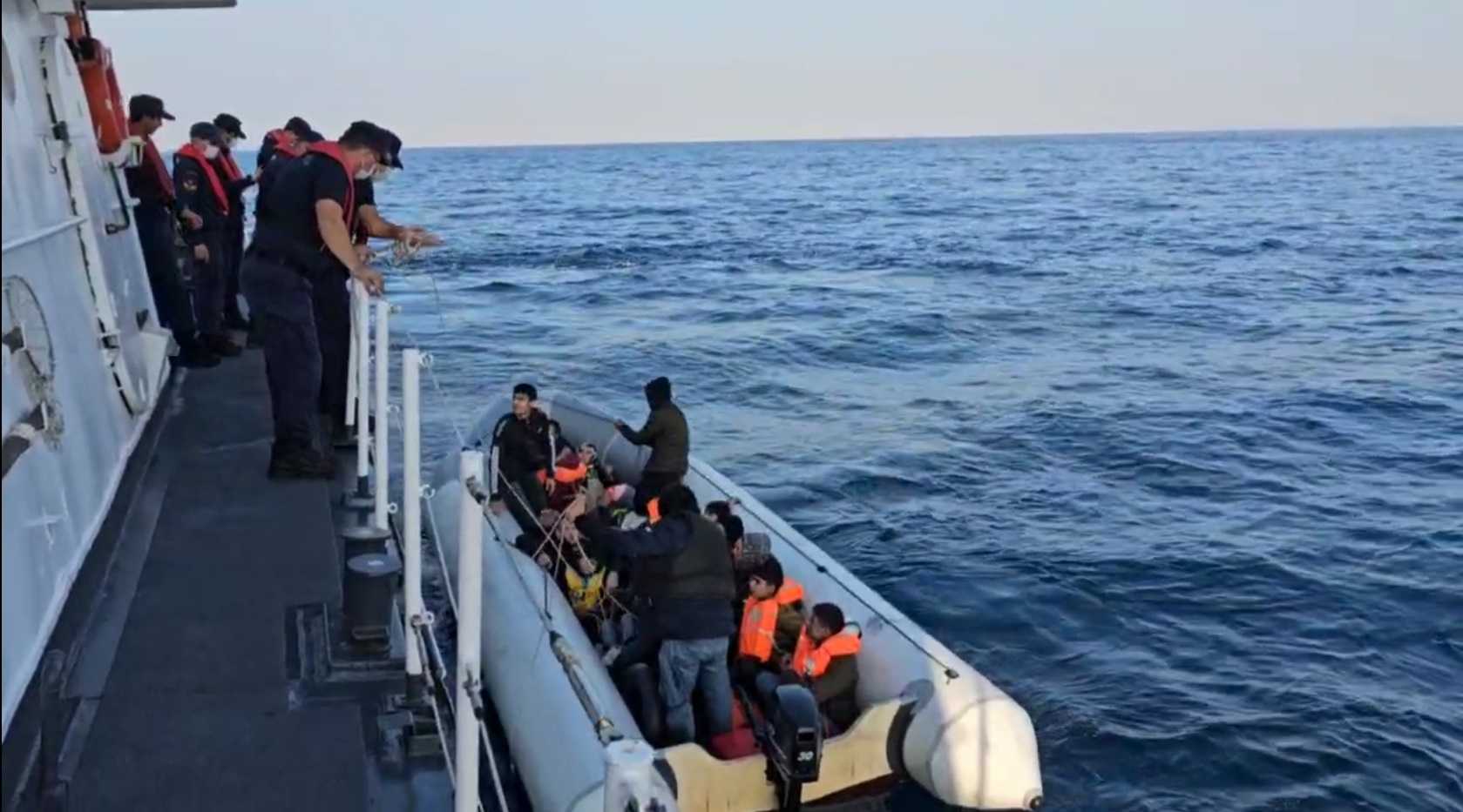 İzmir Açıklarında 103 Düzensiz Göçmen Yakalandı 4 AA 20231018 32449233 32449231 IZMIR ACIKLARINDA 78 DUZENSIZ GOCMEN KURTARILDI 103 GOCMEN YAKALANDI