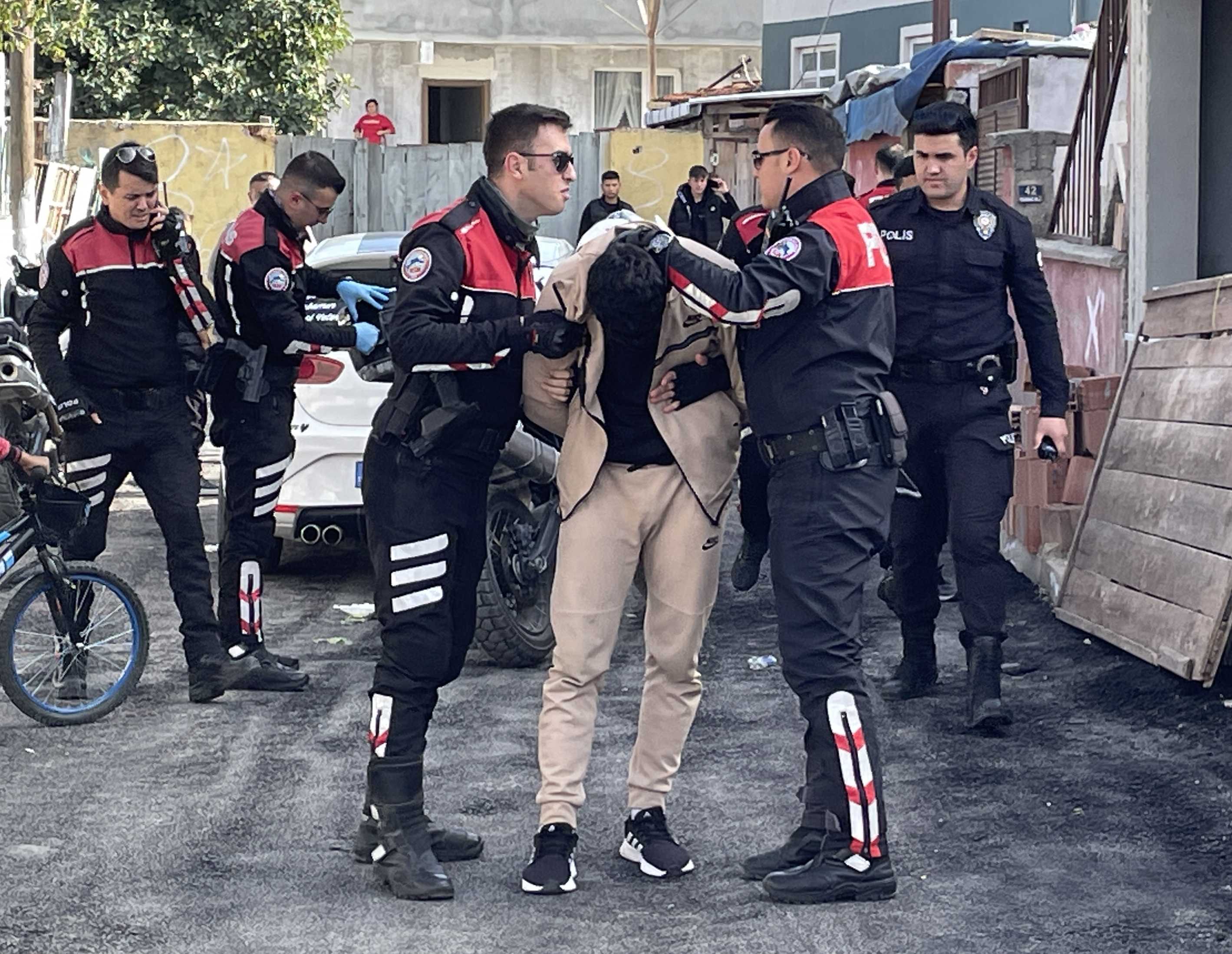 Edirne'de Sahte Kimlik ve Basın Kartı Taşıyan 3 Kişi Gözaltına Alındı 3 AA 20231019 32457182 32457180 EDIRNEDE UZERLERINDEN SAHTE KIMLIK VE SAHTE BASIN KARTI CIKAN SUPHELILER GOZALTINA ALINDI