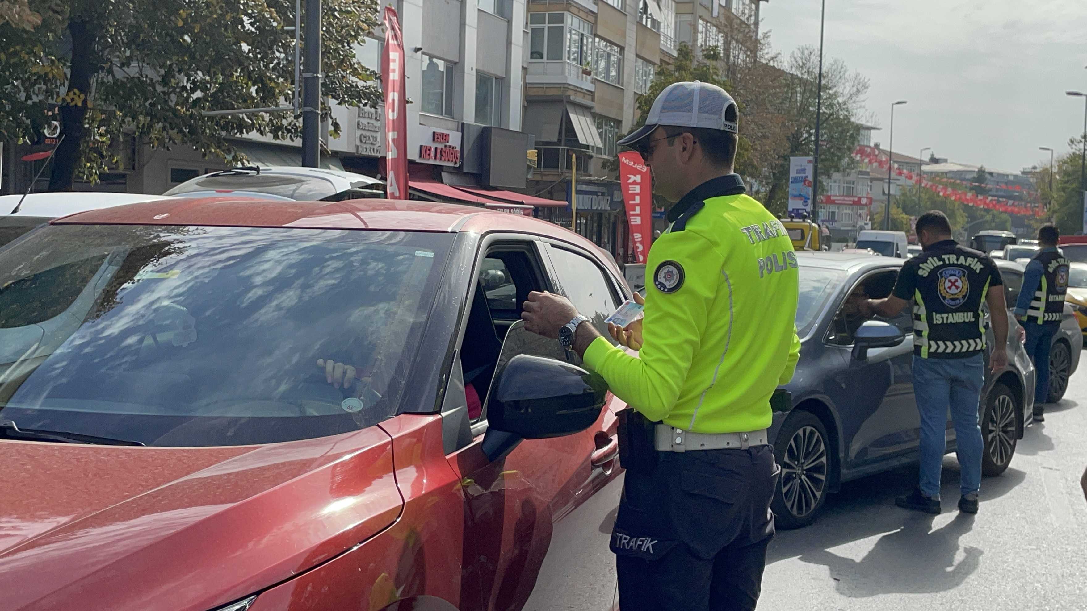 Bakırköy'de Yayalara Yol Vermeyen Sürücülere Ağır Ceza! 1 AA 20231023 32492406 32492405 BAKIRKOYDE TRAFIK DENETIMINDE 5 SURUCUYE 10 BIN 846 TL CEZAI ISLEM UYGULANDI