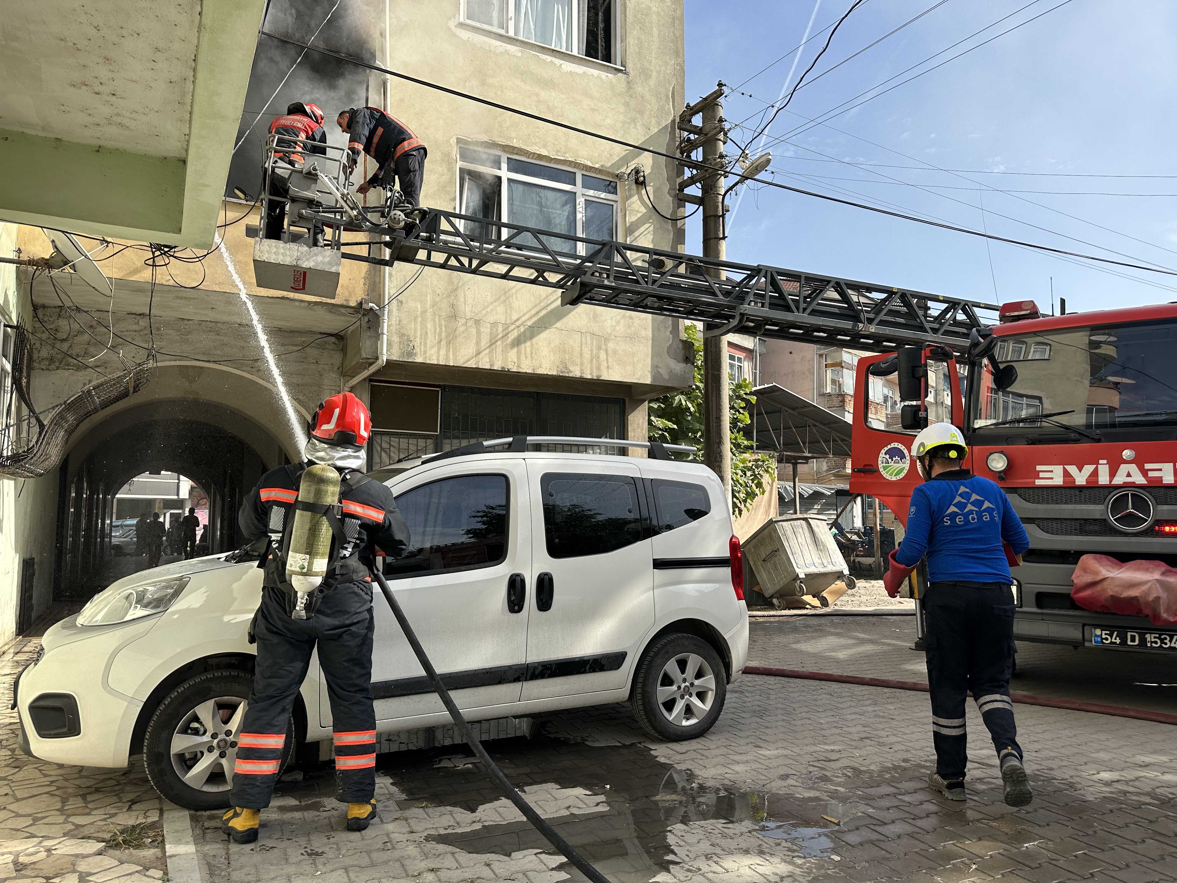Sakarya Akyazı'da Korkutan Yangın: Bir Ev Kullanılamaz Hale Geldi! 2 AA 20231023 32495787 32495782 SAKARYADA YANGIN CIKAN EV KULLANILMAZ HALE GELDI