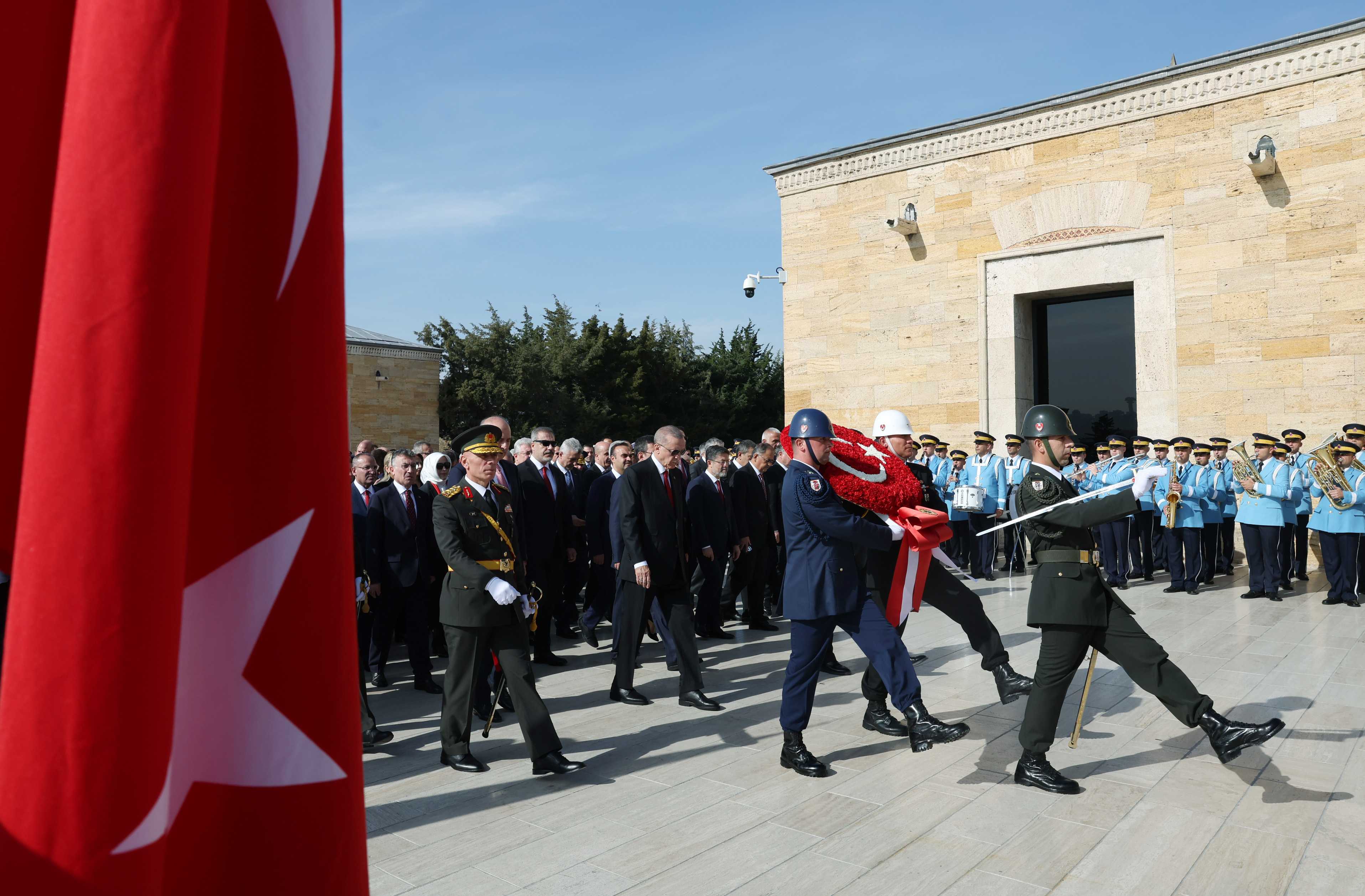 Cumhuriyet'in 100. Yılında Cumhurbaşkanı Erdoğan ve Devlet Erkanı Anıtkabir'de 7 AA 20231029 32558105 32558091 CUMHURBASKANI ERDOGAN BASKANLIGINDAKI DEVLET ERKANI ANITKABIRI ZIYARET ETTI