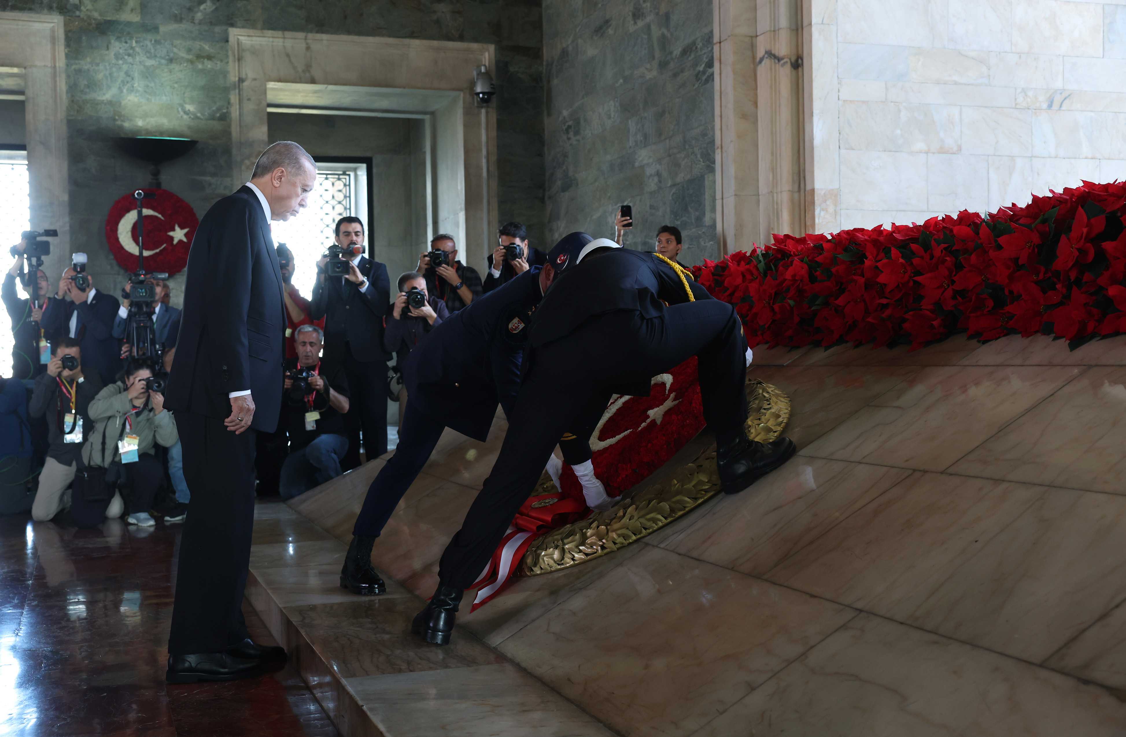 Cumhuriyet'in 100. Yılında Cumhurbaşkanı Erdoğan ve Devlet Erkanı Anıtkabir'de 4 AA 20231029 32558105 32558092 CUMHURBASKANI ERDOGAN BASKANLIGINDAKI DEVLET ERKANI ANITKABIRI ZIYARET ETTI
