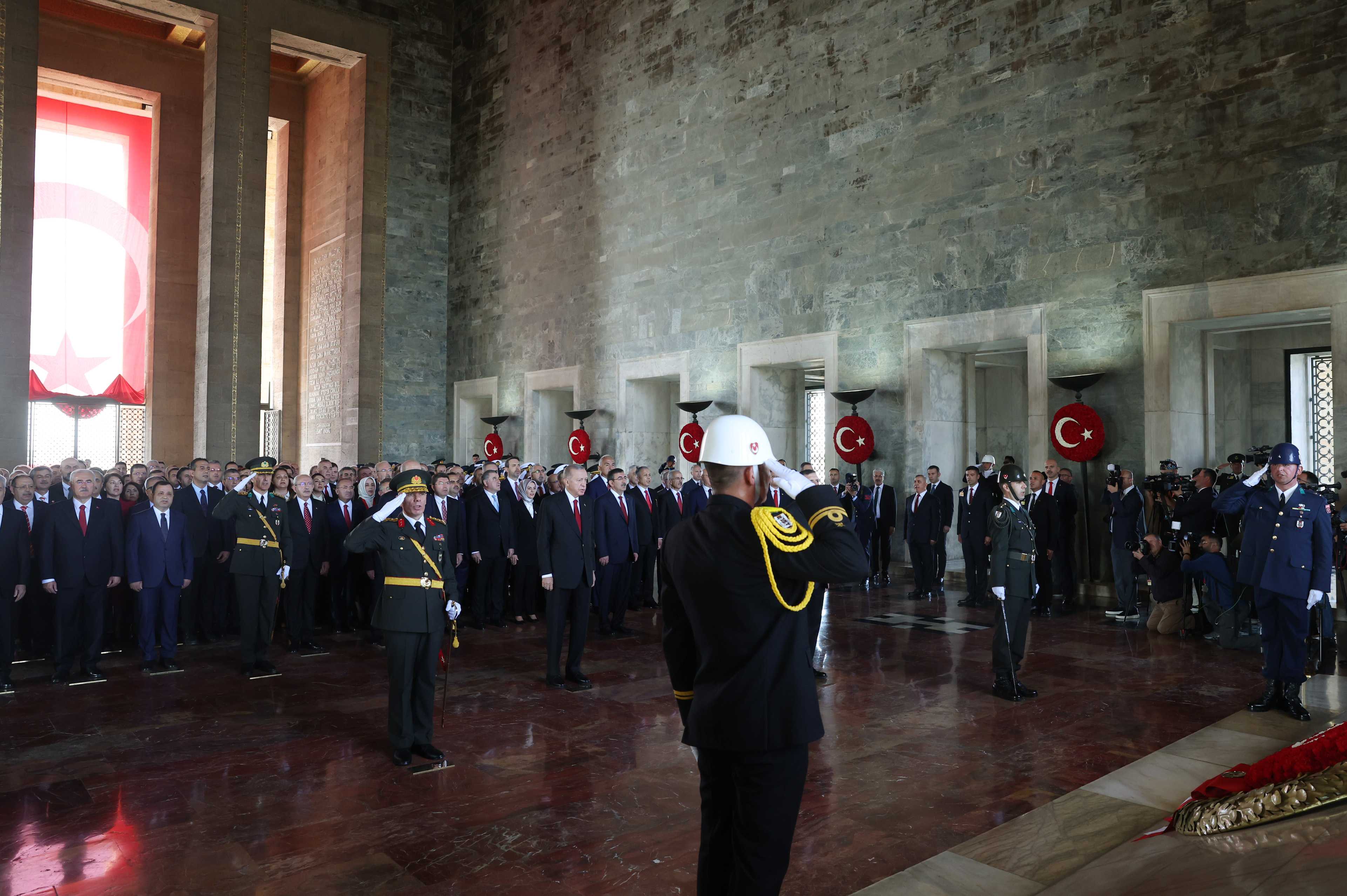 Cumhuriyet'in 100. Yılında Cumhurbaşkanı Erdoğan ve Devlet Erkanı Anıtkabir'de 8 AA 20231029 32558105 32558093 CUMHURBASKANI ERDOGAN BASKANLIGINDAKI DEVLET ERKANI ANITKABIRI ZIYARET ETTI