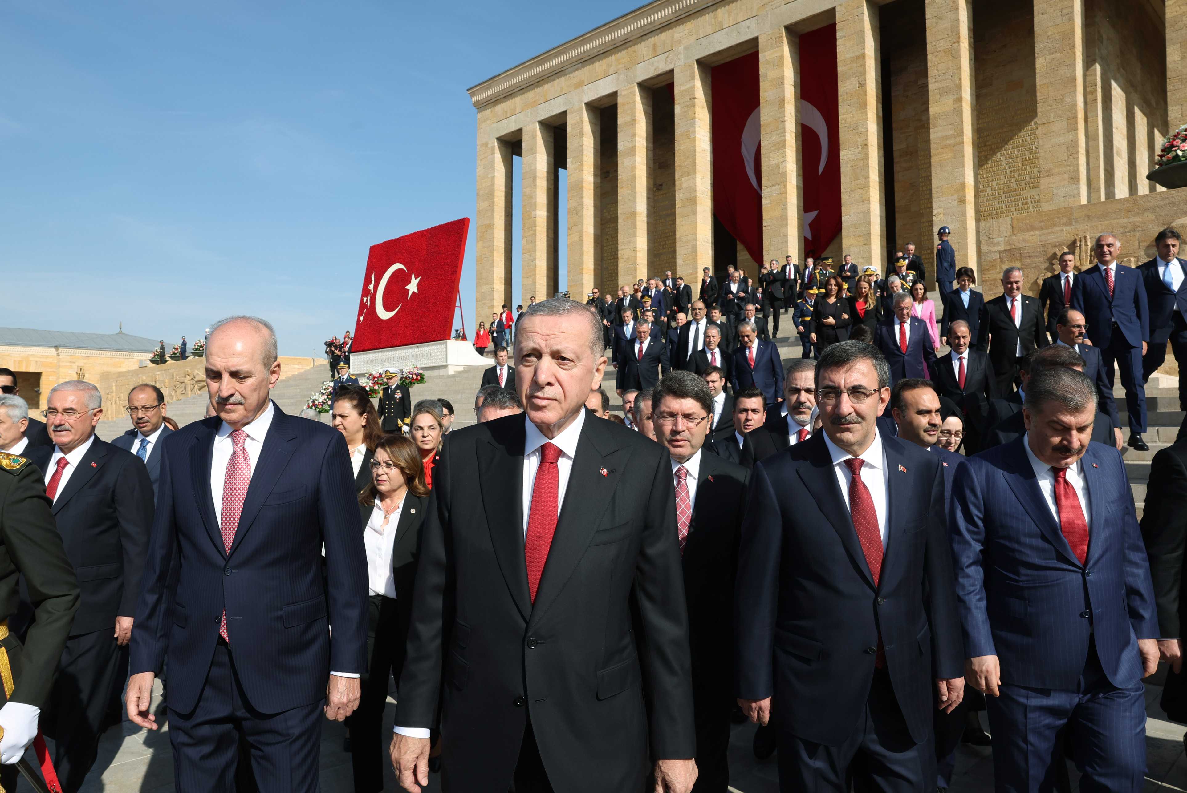 Cumhuriyet'in 100. Yılında Cumhurbaşkanı Erdoğan ve Devlet Erkanı Anıtkabir'de 10 AA 20231029 32558105 32558095 CUMHURBASKANI ERDOGAN BASKANLIGINDAKI DEVLET ERKANI ANITKABIRI ZIYARET ETTI