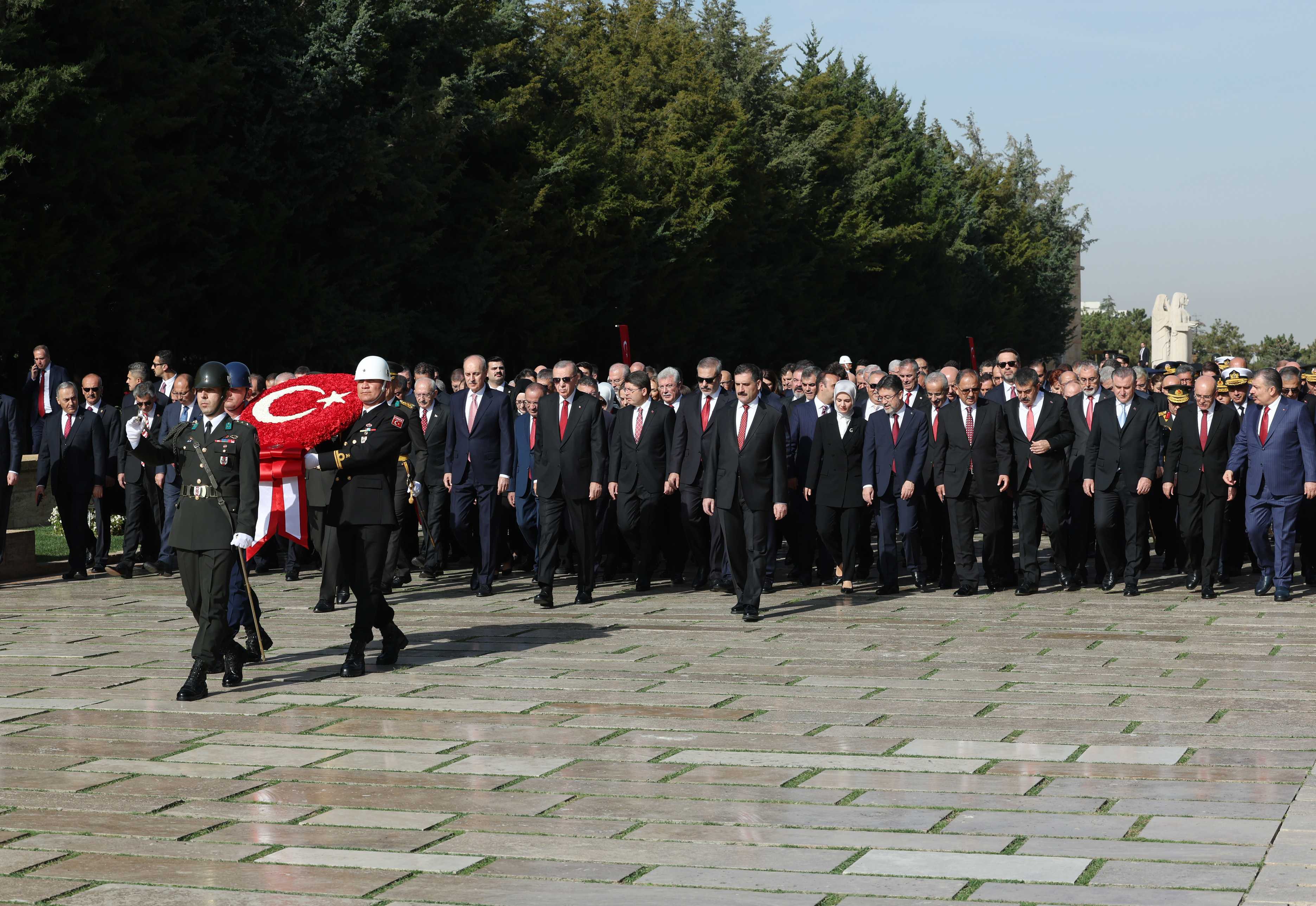 Cumhuriyet'in 100. Yılında Cumhurbaşkanı Erdoğan ve Devlet Erkanı Anıtkabir'de 3 AA 20231029 32558105 32558098 CUMHURBASKANI ERDOGAN BASKANLIGINDAKI DEVLET ERKANI ANITKABIRI ZIYARET ETTI